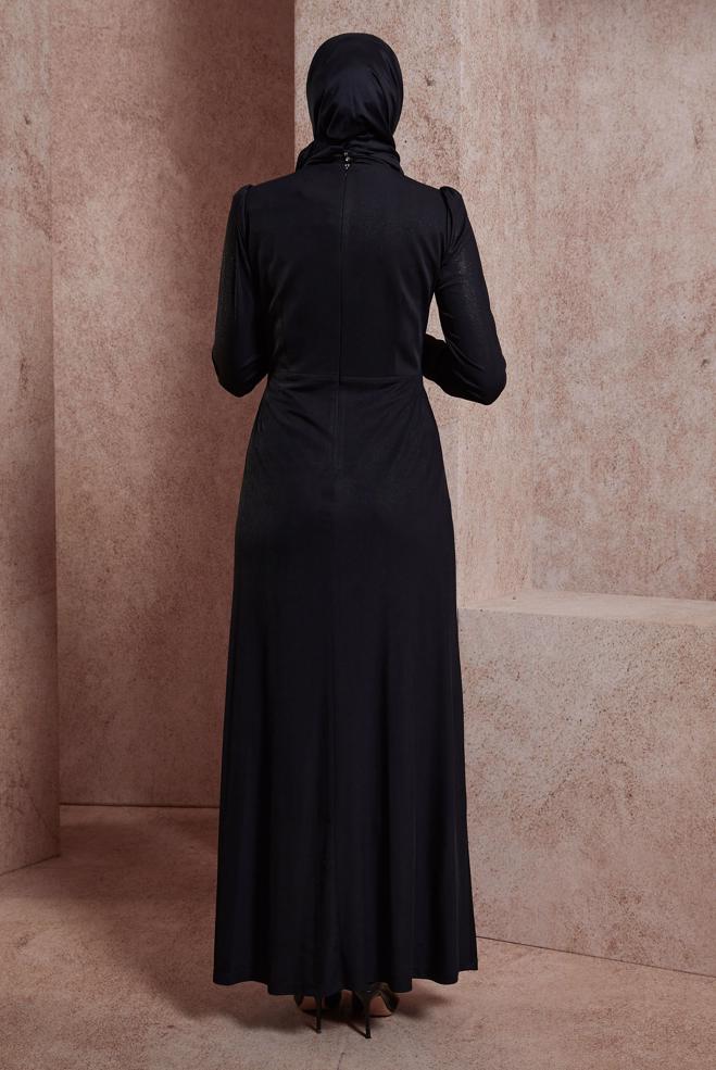 Tesettür giyim SİYAH TAŞ BROŞ DETAYLI ABİYE ELBİSE 50416 - ALVİNA