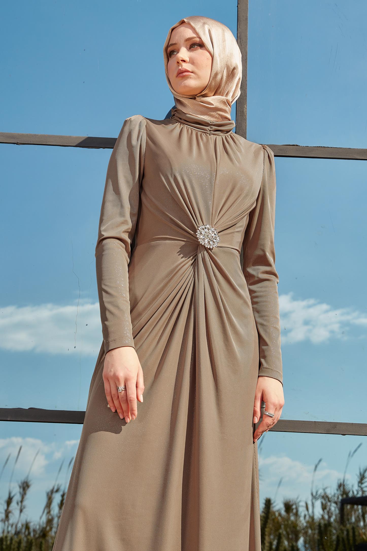 Tesettür giyim KAHVE TAŞ BROŞ DETAYLI ABİYE ELBİSE 50416