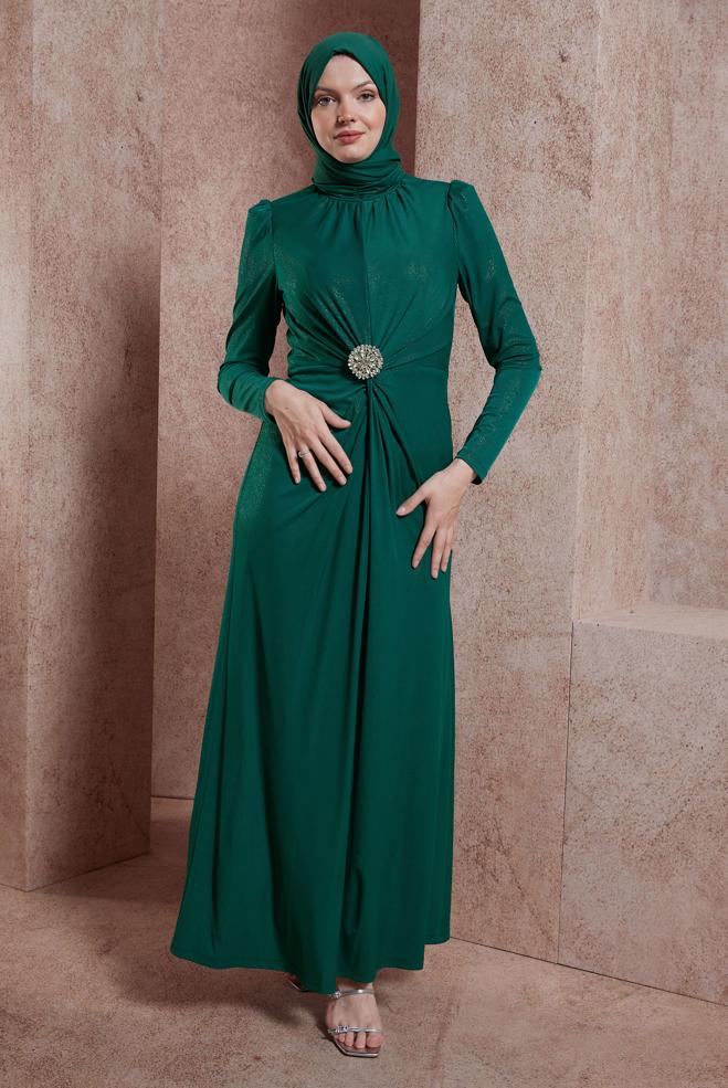 Tesettür giyim YEŞİL TAŞ BROŞ DETAYLI ABİYE ELBİSE 50416 - ALVİNA