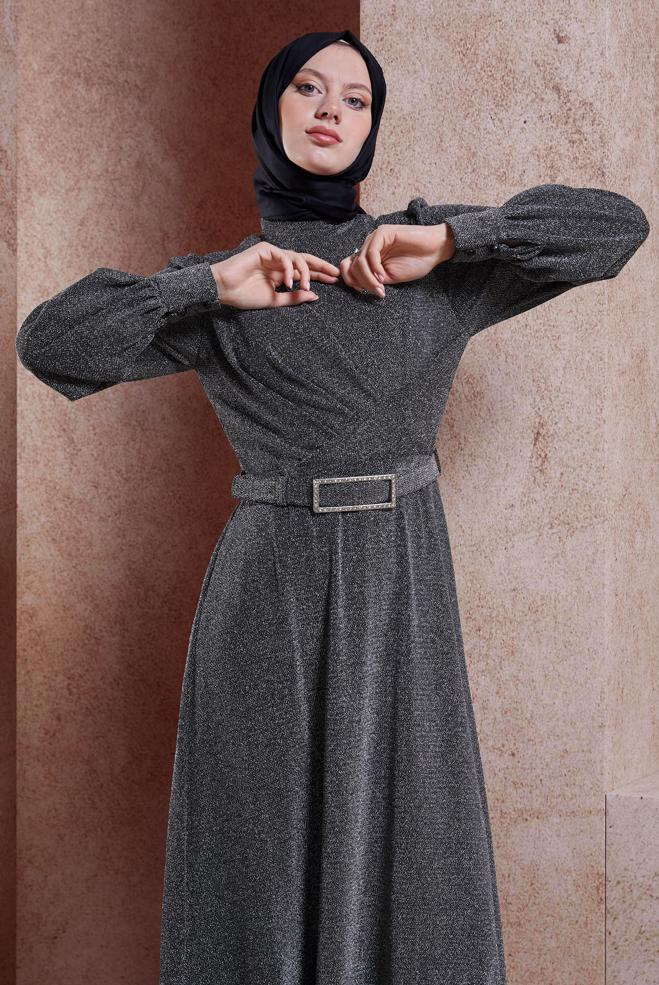 Tesettür giyim SİYAH KEMERLİ SİMLİ ABİYE ELBİSE 50424 - ALVİNA