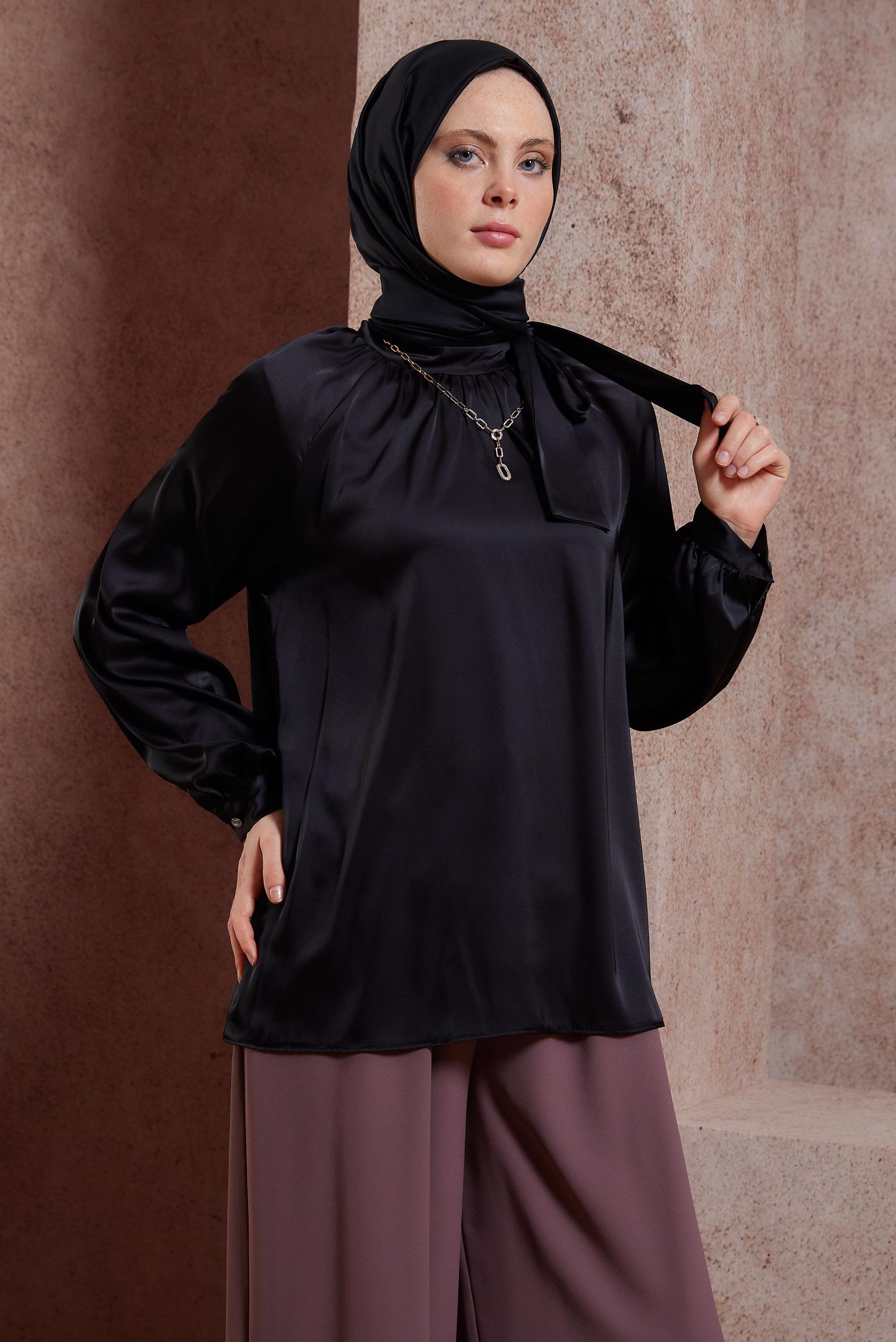 Tesettür giyim SİYAH BAĞLAMA DETAYLI SATEN BLUZ 44428