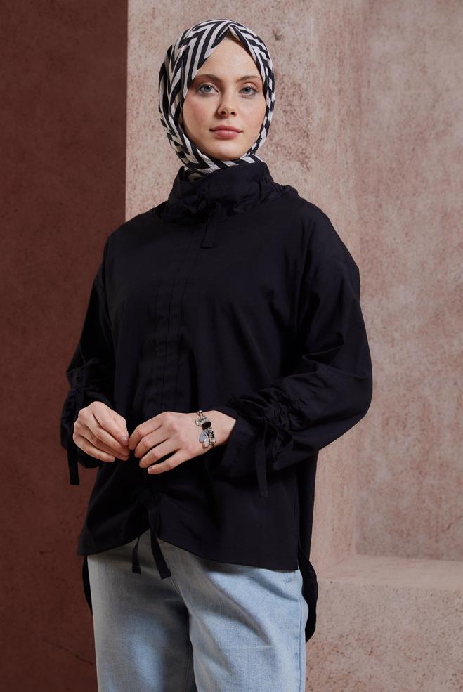 Tesettür giyim SİYAH BÜZGÜ DETAYLI PAMUK SATEN BLUZ 44470 - ALVİNA