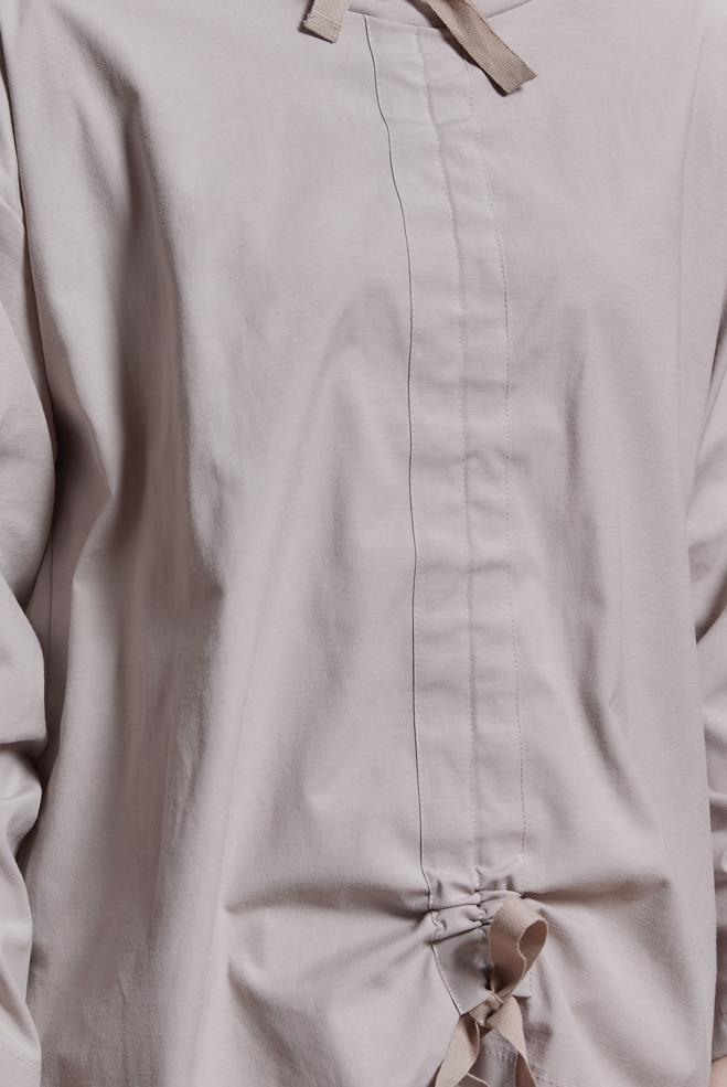 Tesettür giyim BEJ BÜZGÜ DETAYLI PAMUK SATEN BLUZ 44470 - ALVİNA