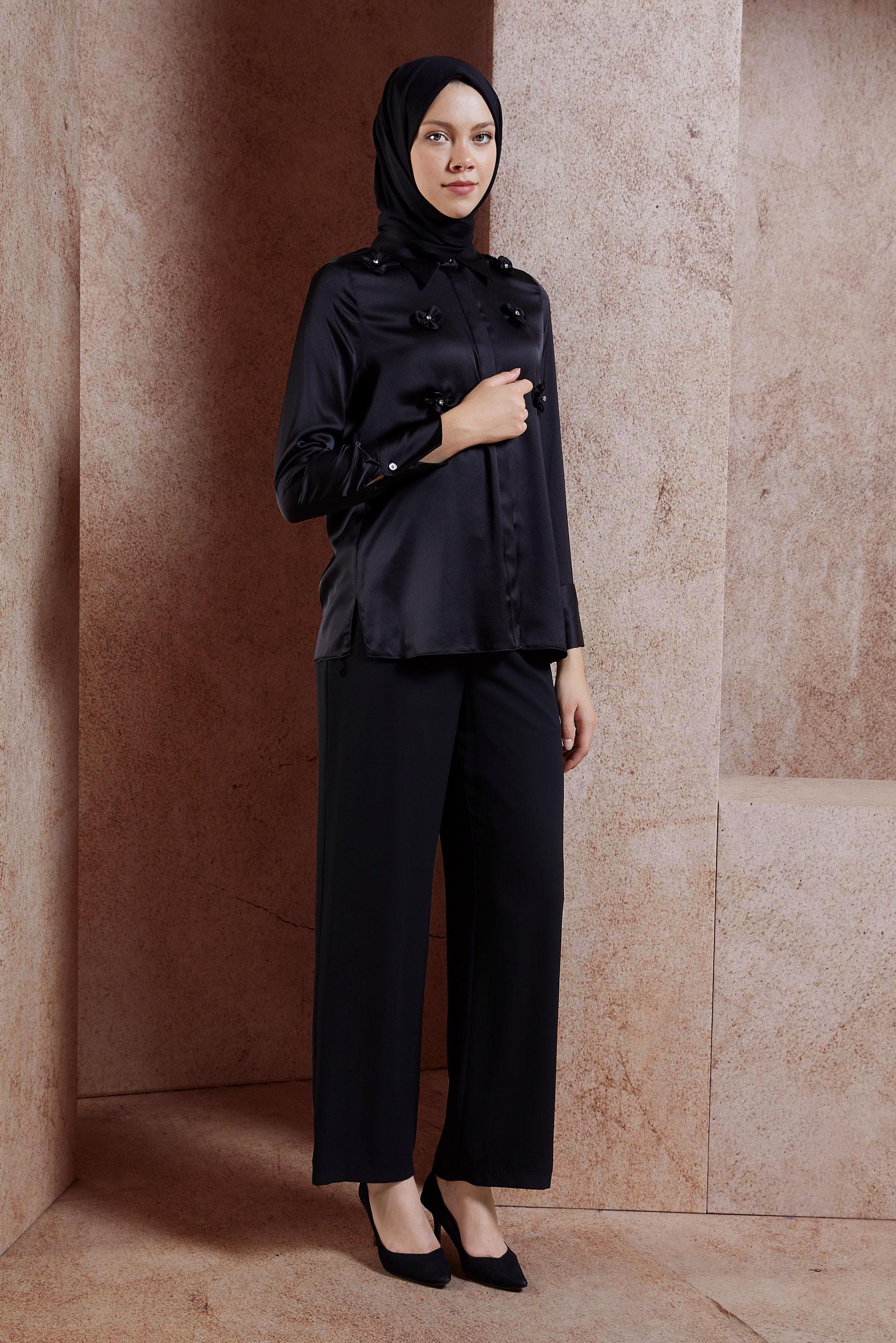 Tesettür giyim SİYAH ÇİÇEK DETAYLI SATEN BLUZ 44632