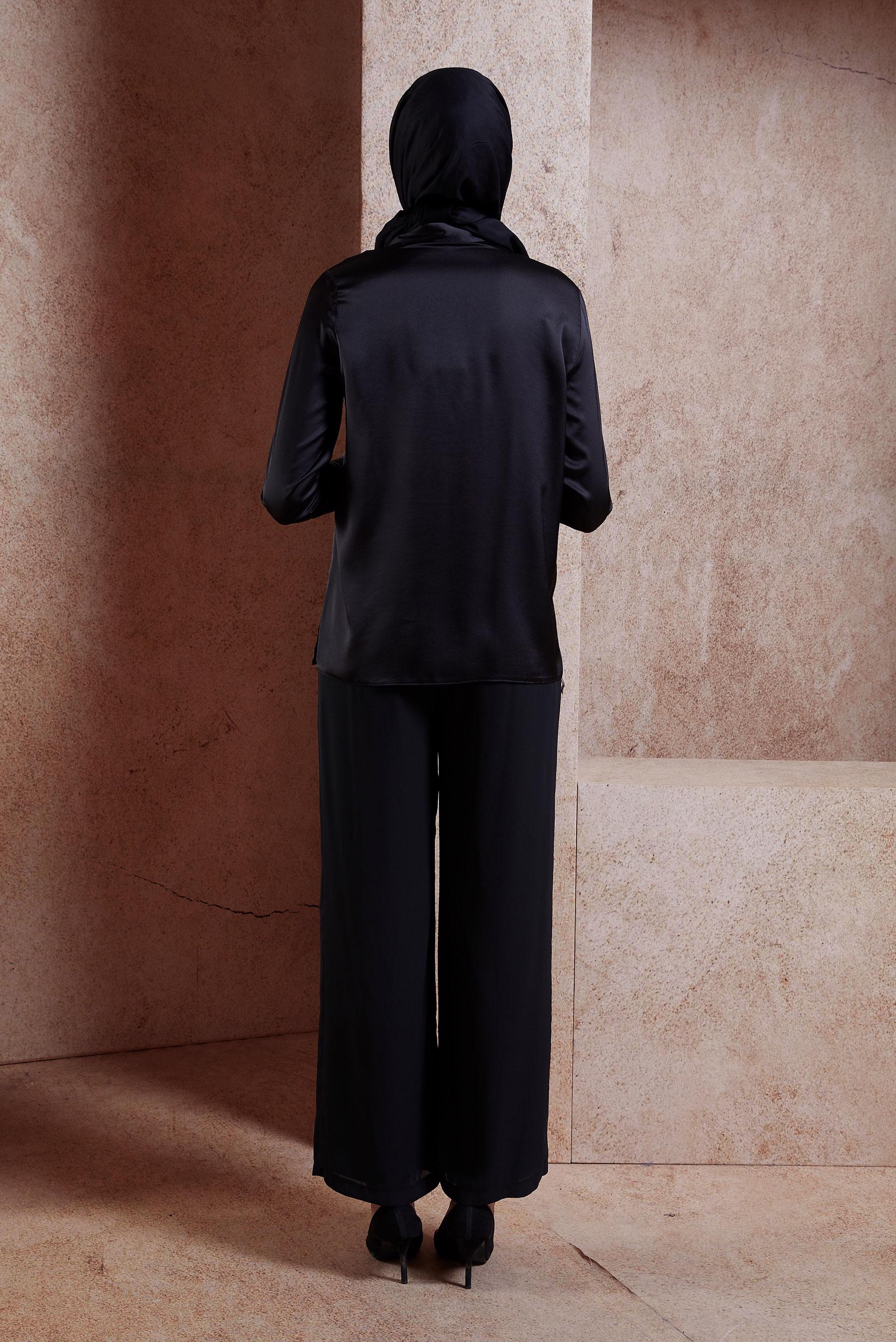 Tesettür giyim SİYAH ÇİÇEK DETAYLI SATEN BLUZ 44632