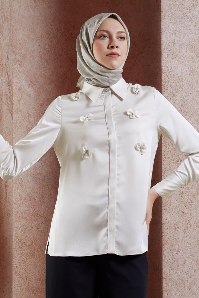 Tesettür giyim EKRU ÇİÇEK DETAYLI SATEN BLUZ 44632 - ALVİNA