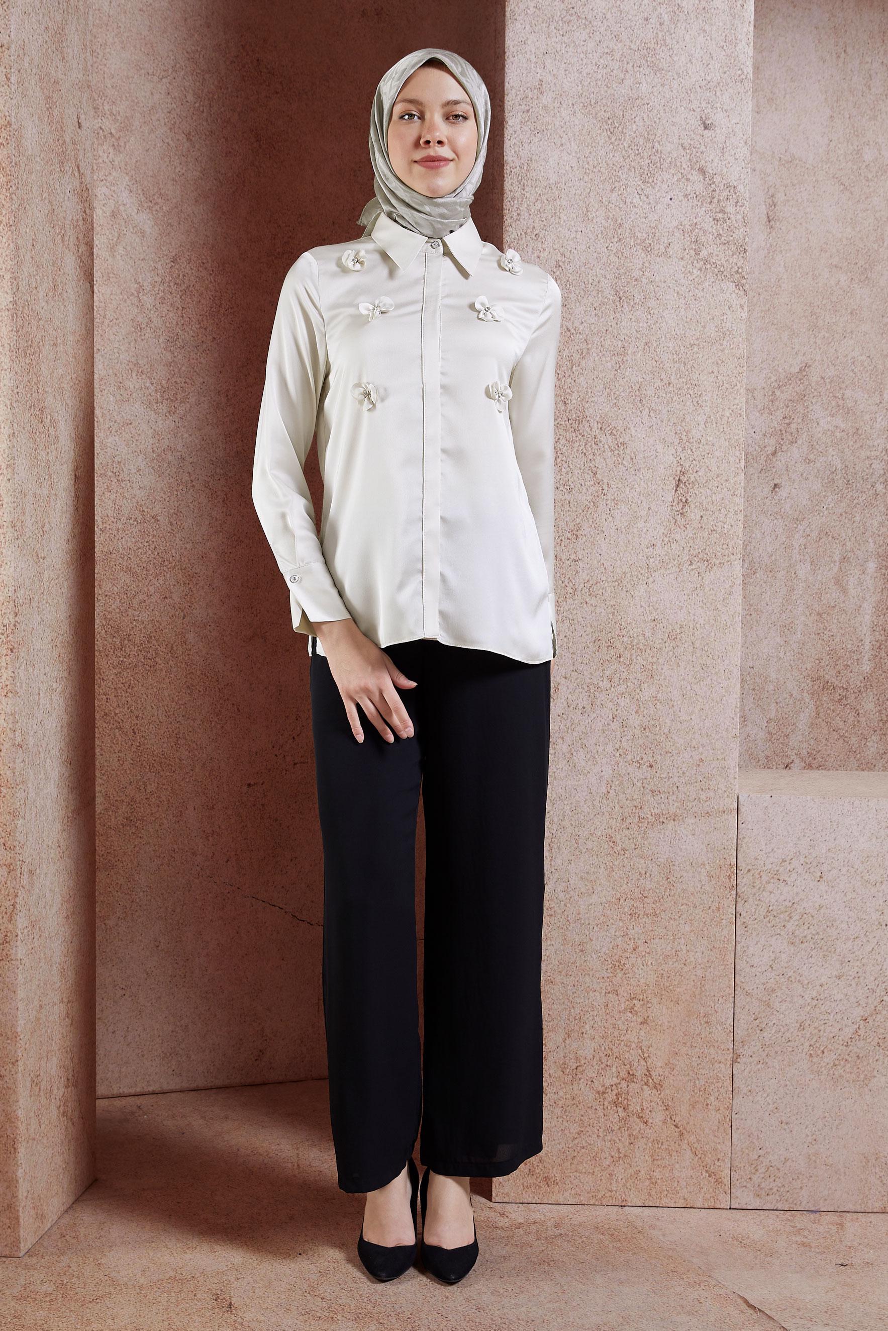 Tesettür giyim EKRU ÇİÇEK DETAYLI SATEN BLUZ 44632