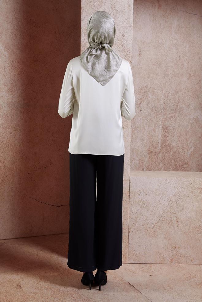 Tesettür giyim EKRU ÇİÇEK DETAYLI SATEN BLUZ 44632 - ALVİNA