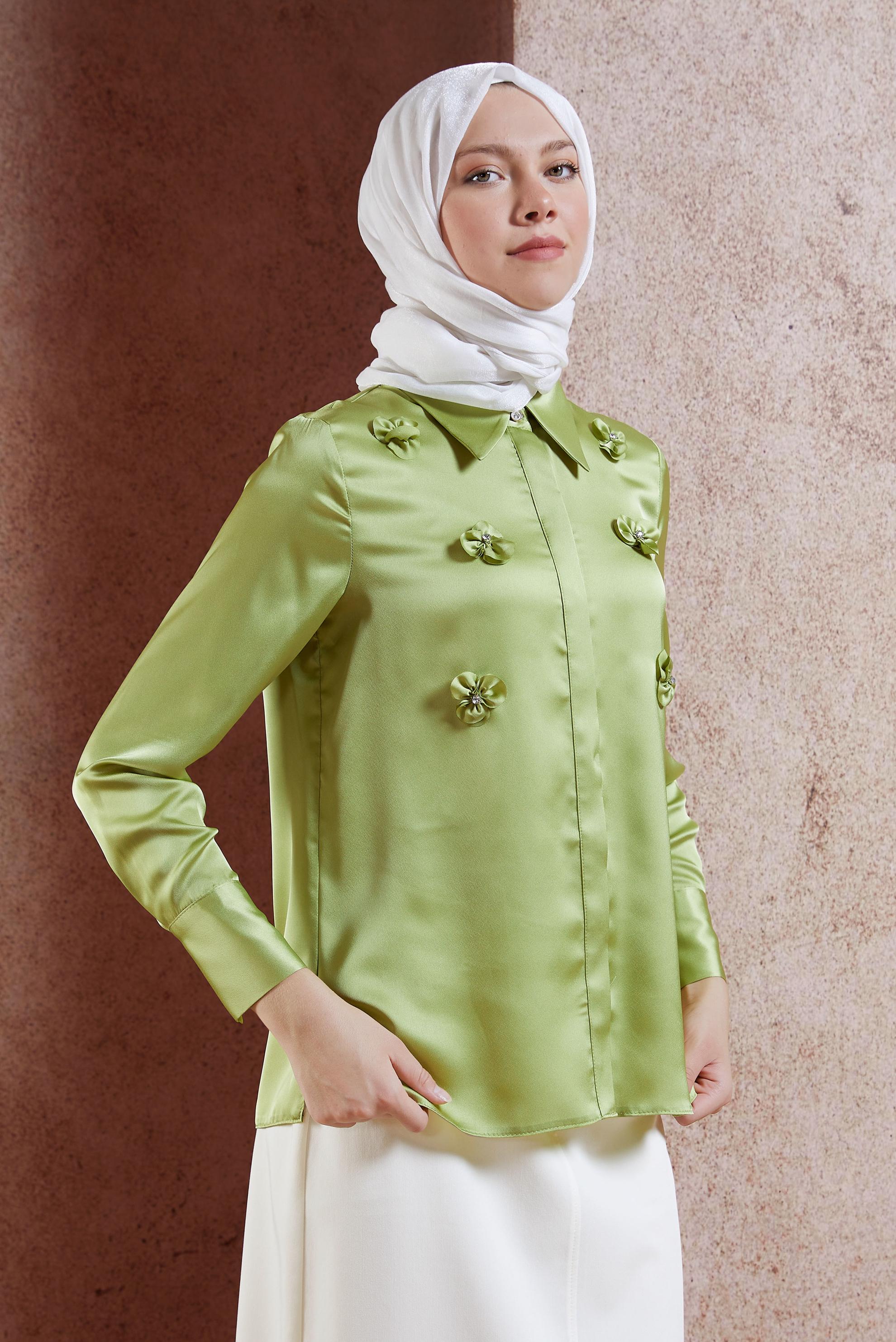 Tesettür giyim YEŞİL ÇİÇEK DETAYLI SATEN BLUZ 44632