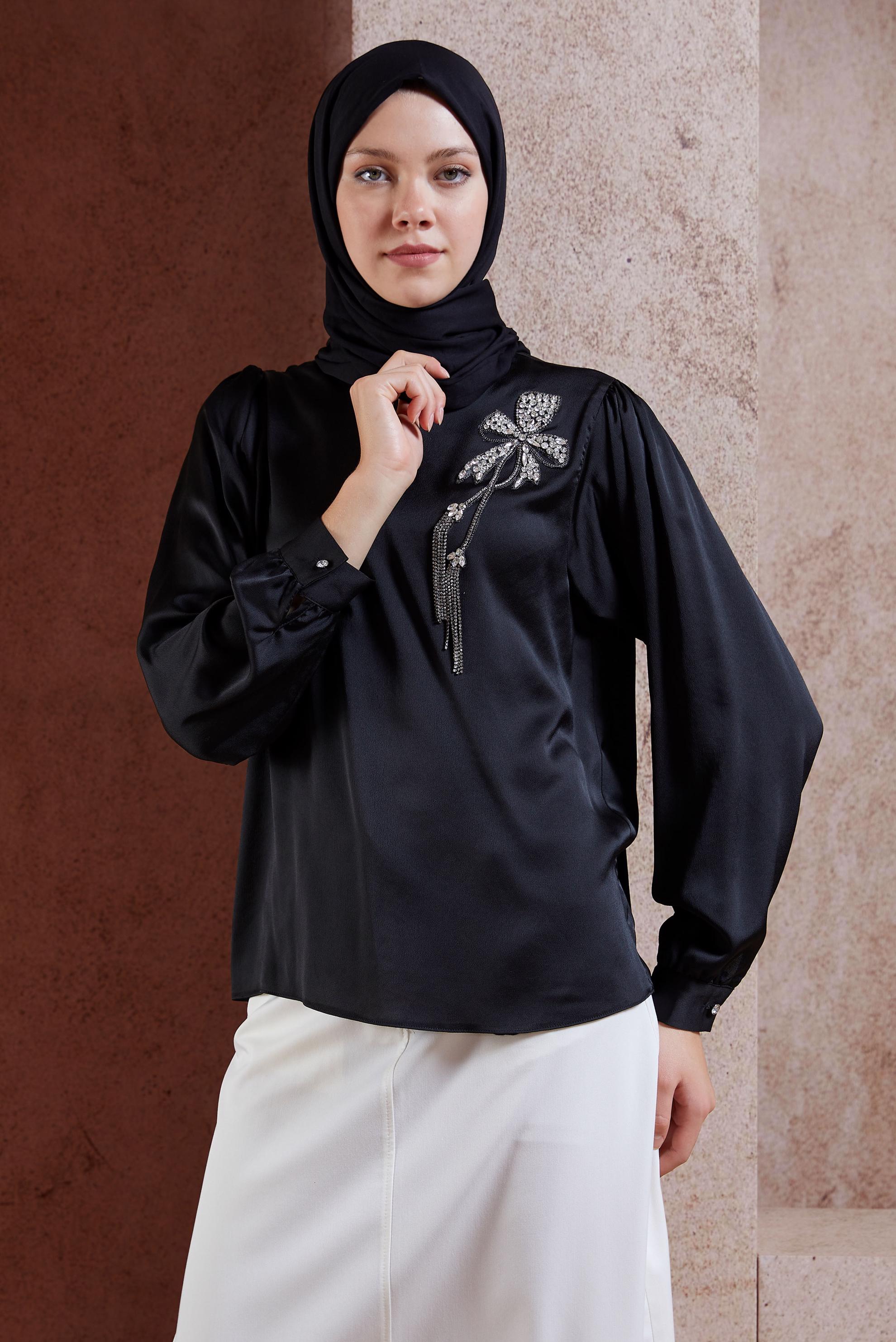 Tesettür giyim SİYAH TAŞ DETAYLI SATEN BLUZ 44734