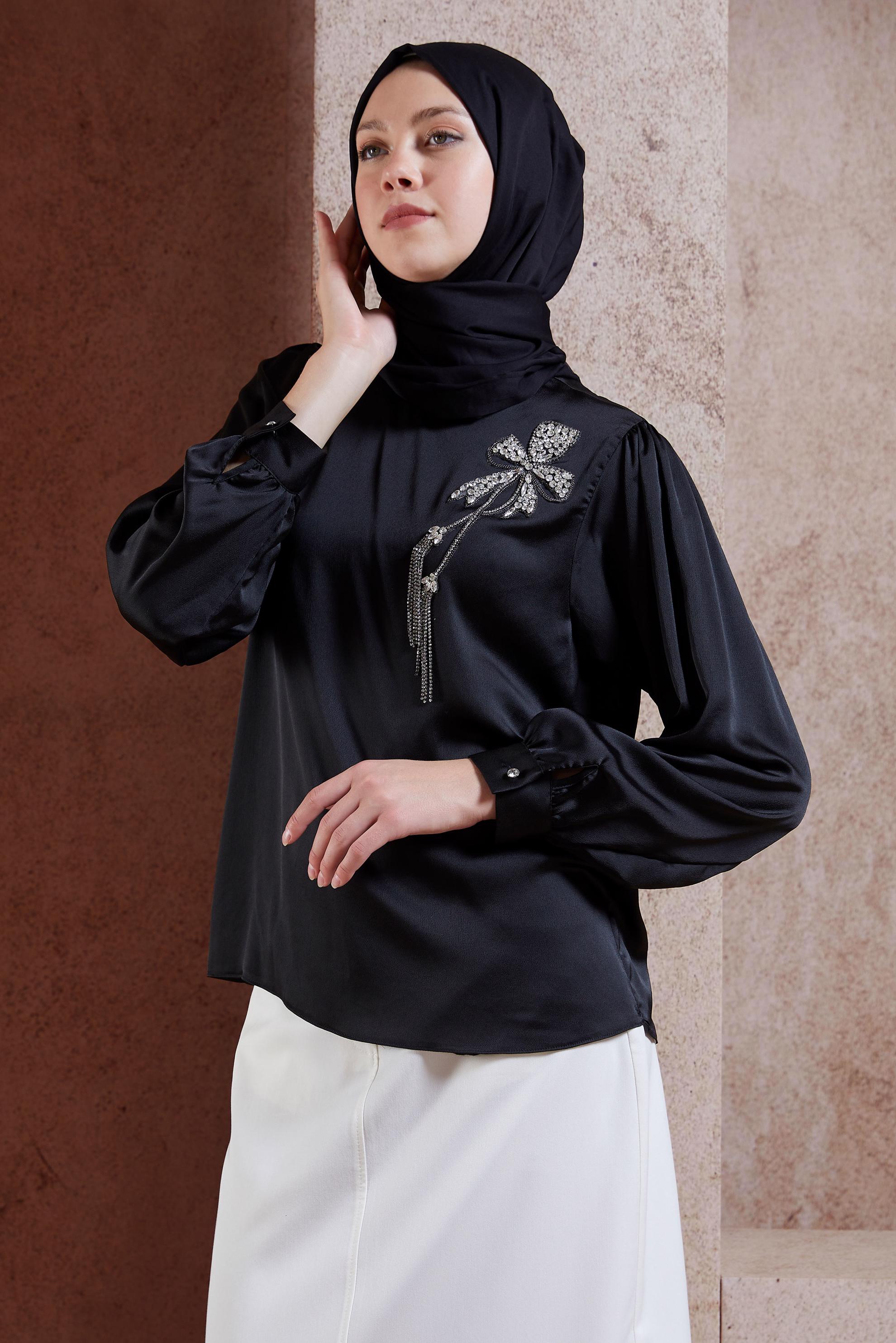 Tesettür giyim SİYAH TAŞ DETAYLI SATEN BLUZ 44734
