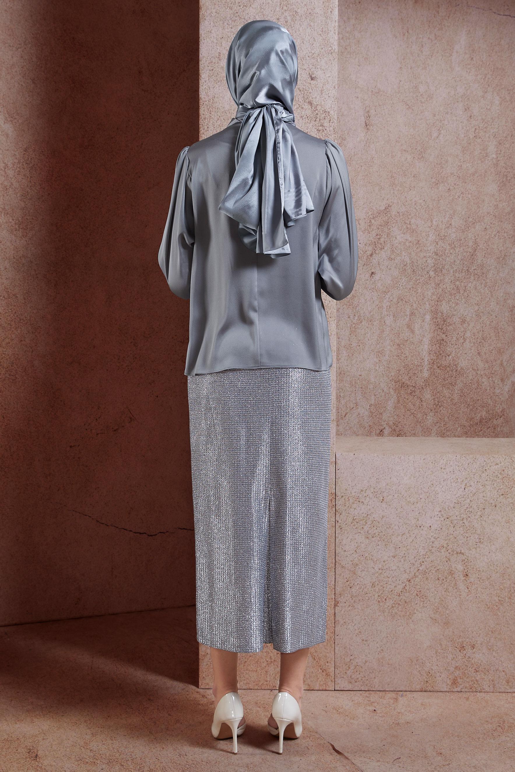 Tesettür giyim GRİ TAŞ DETAYLI SATEN BLUZ 44734