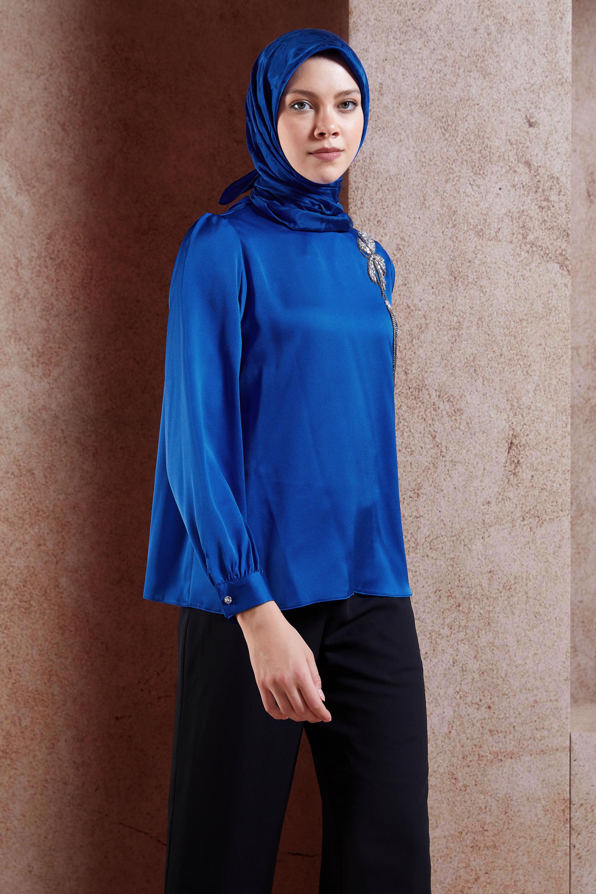 Tesettür giyim LACİVERT TAŞ DETAYLI SATEN BLUZ 44734