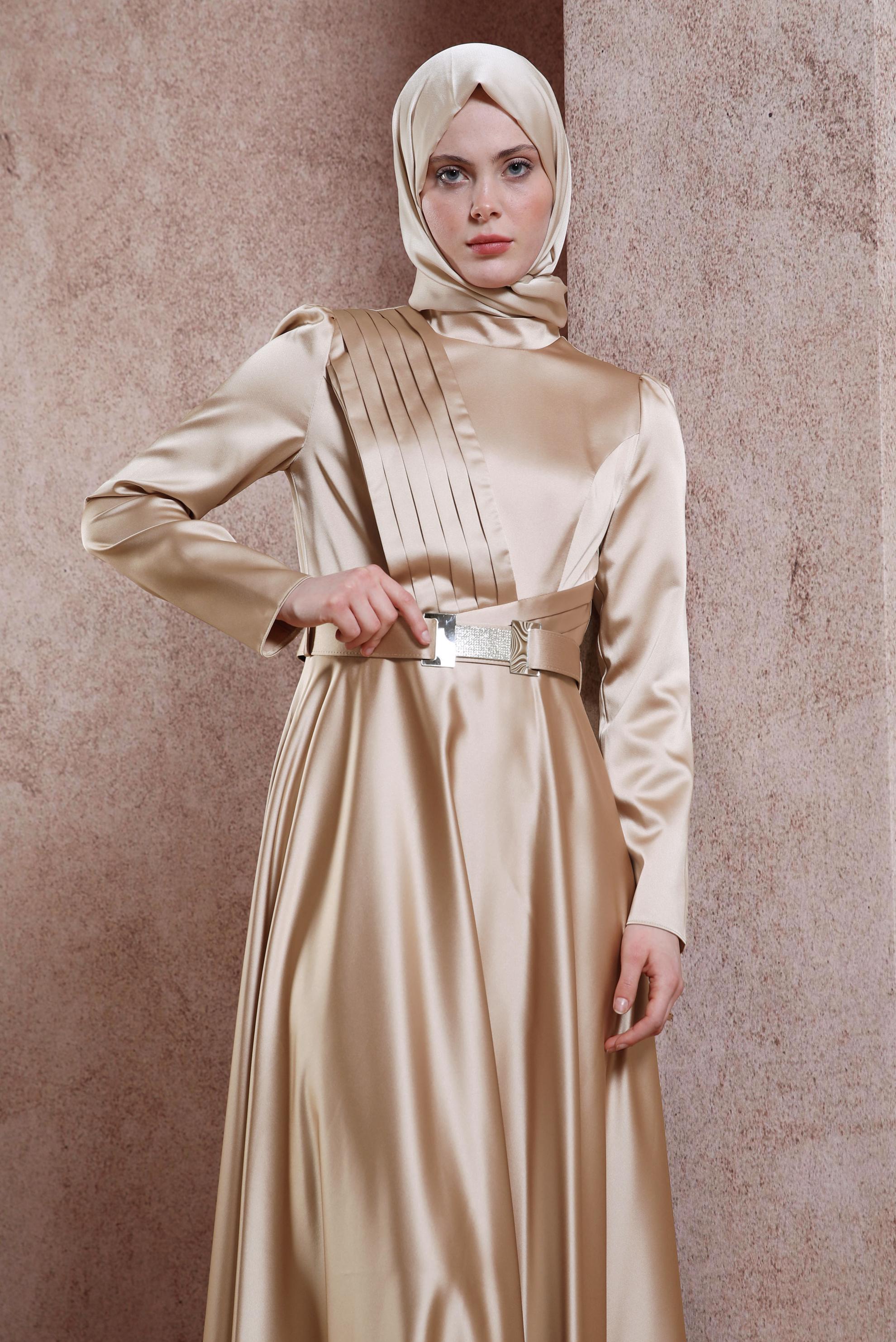 Tesettür giyim BEJ KEMERLİ SATEN ELBİSE 43944