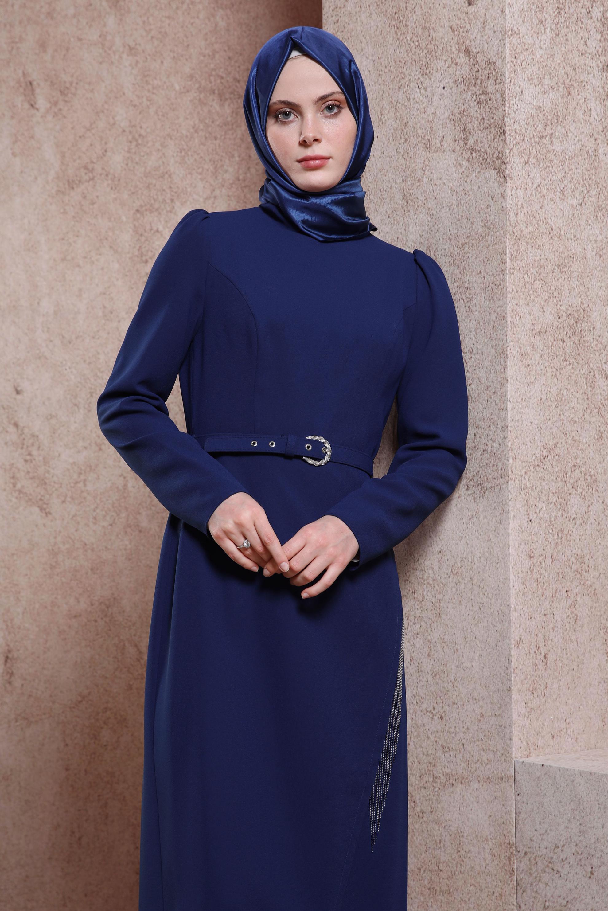 Tesettür giyim LACİVERT PÜSKÜL DETAYLI KREP ELBİSE 44180