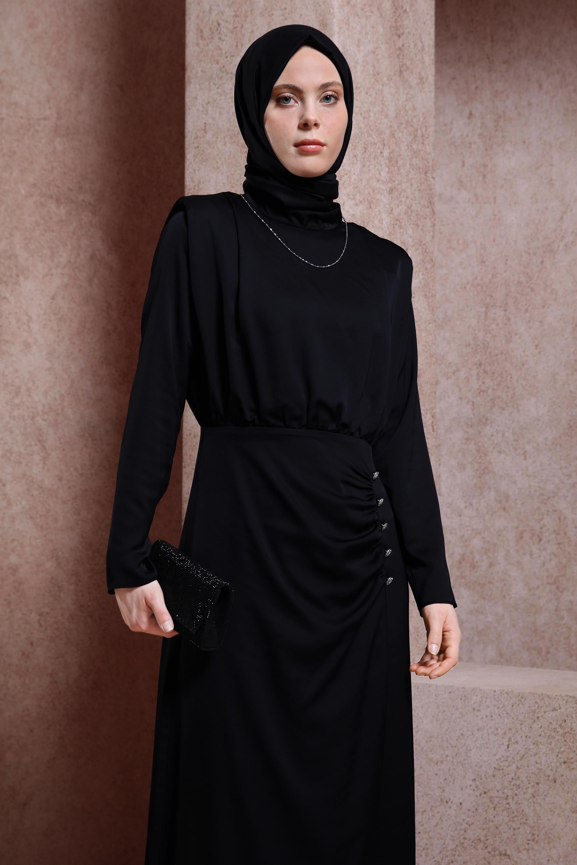 Tesettür giyim SİYAH DÜĞME DETAYLI SATEN ELBİSE 44429