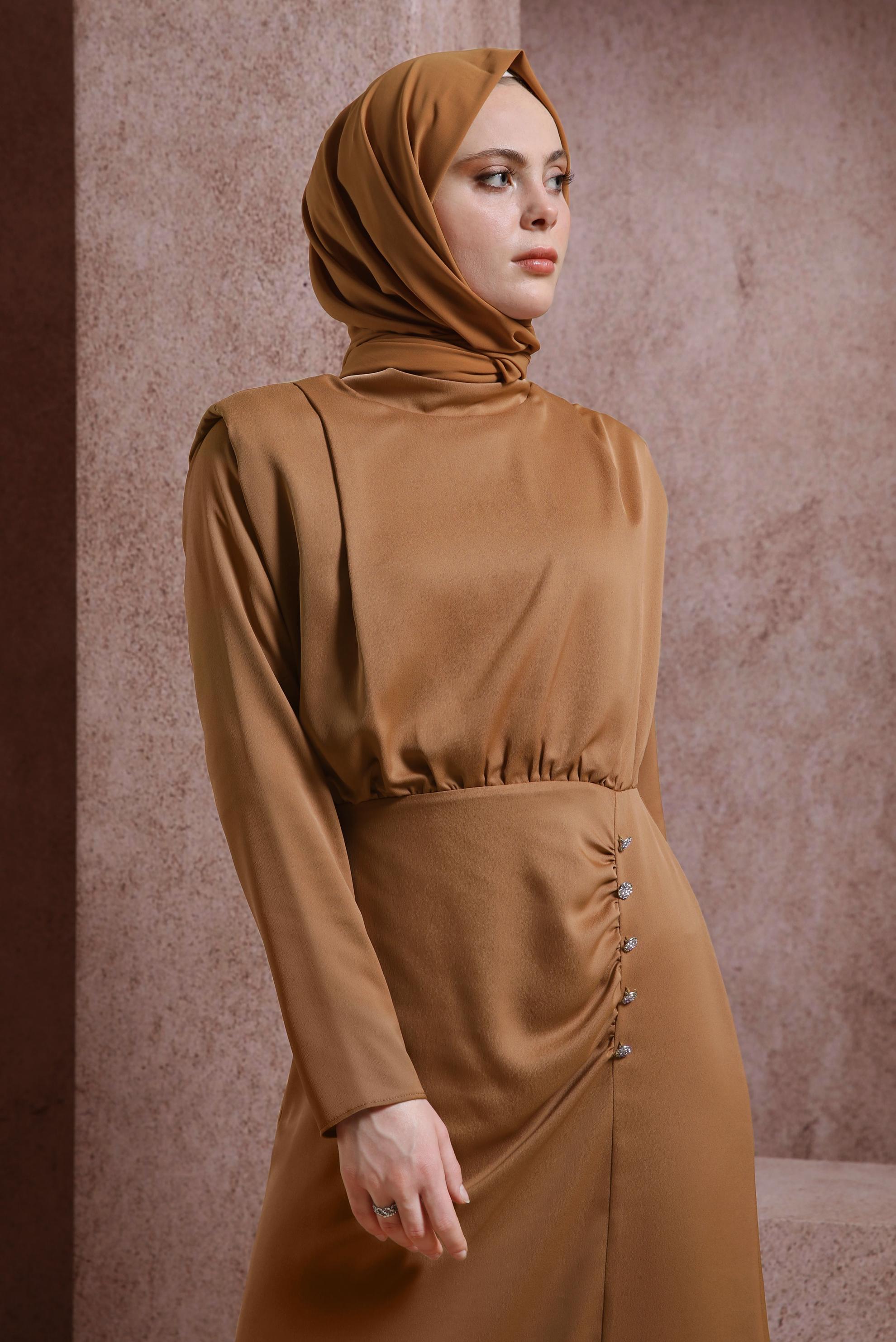 Tesettür giyim KAHVE DÜĞME DETAYLI SATEN ELBİSE 44429