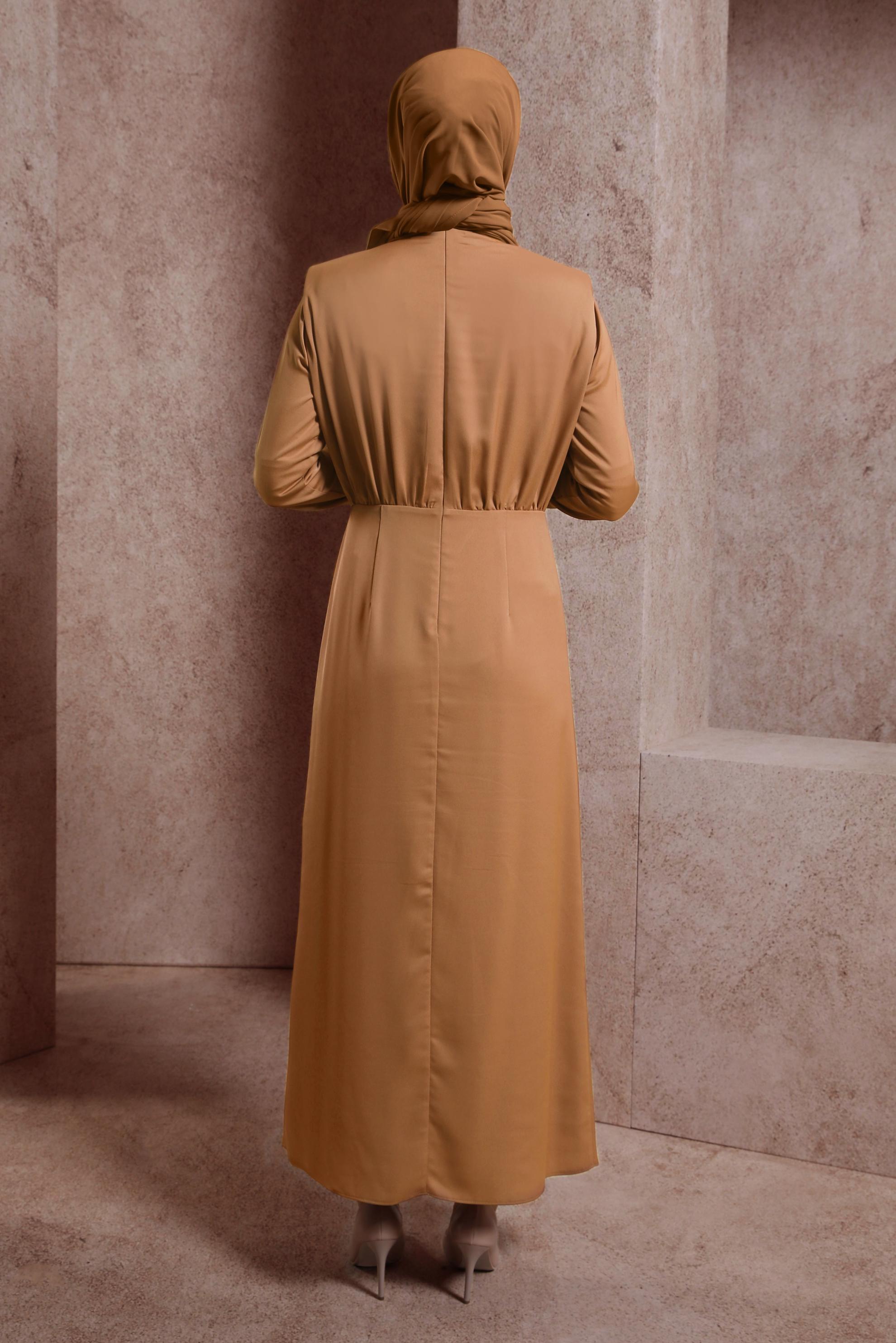Tesettür giyim KAHVE DÜĞME DETAYLI SATEN ELBİSE 44429