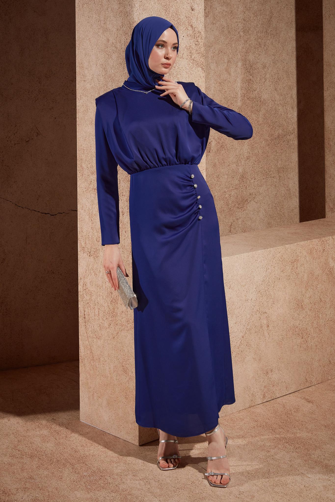 Tesettür giyim MAVİ DÜĞME DETAYLI SATEN ELBİSE 44429
