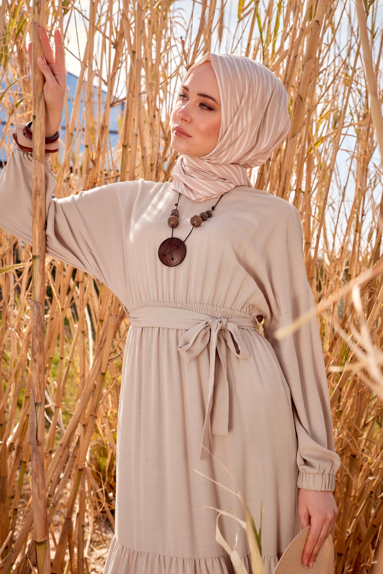 Tesettür giyim BEJ KUŞAKLI ELBİSE 44439