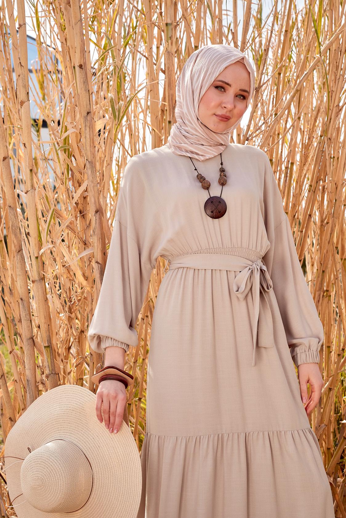 Tesettür giyim BEJ KUŞAKLI ELBİSE 44439