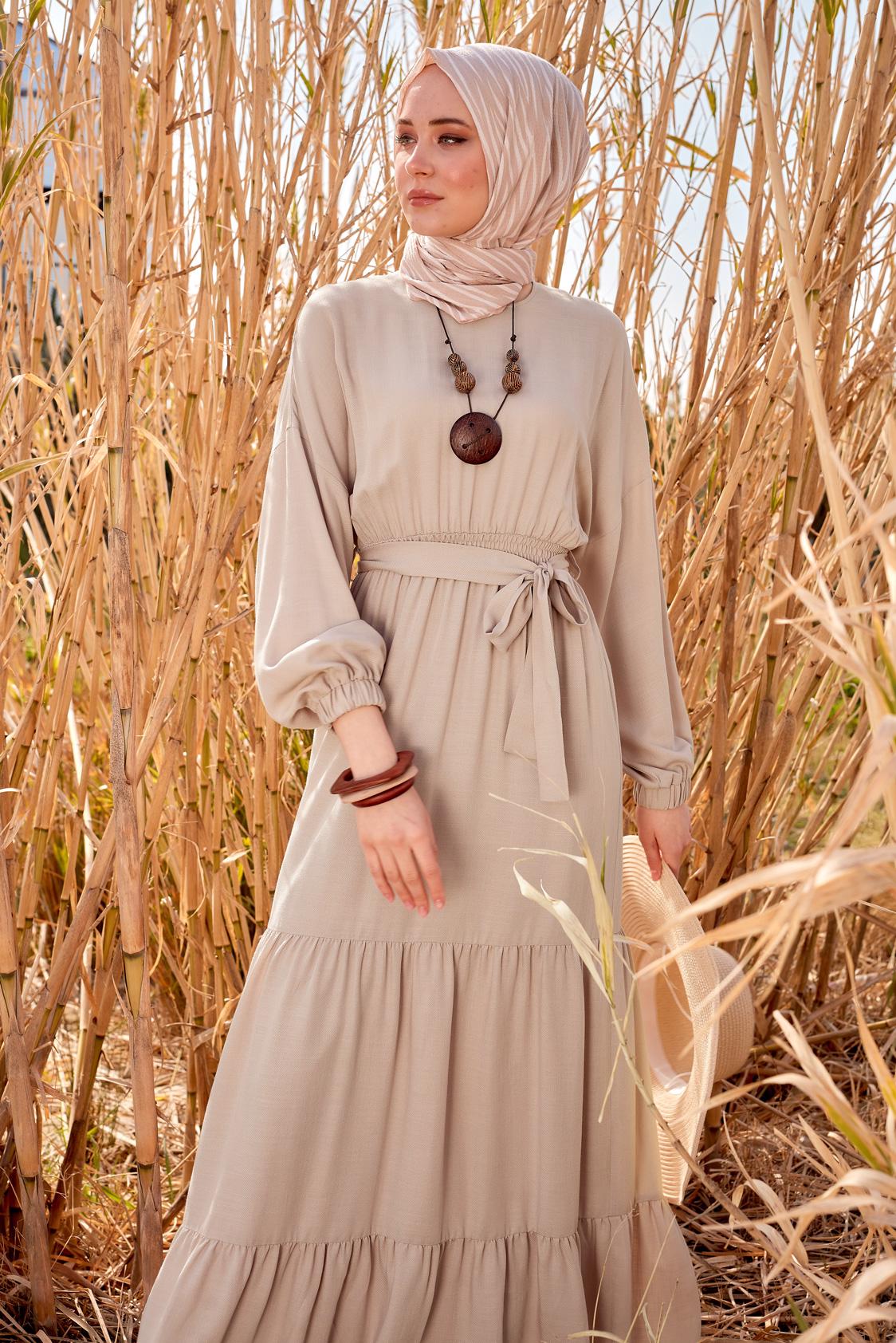 Tesettür giyim BEJ KUŞAKLI ELBİSE 44439