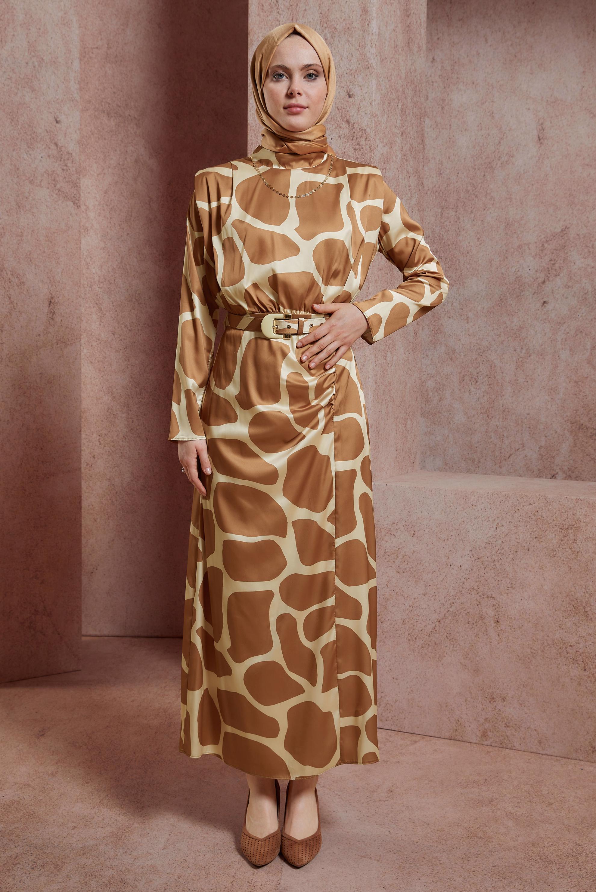 Tesettür giyim BEJ DESENLİ KEMERLİ SATEN ELBİSE 44506