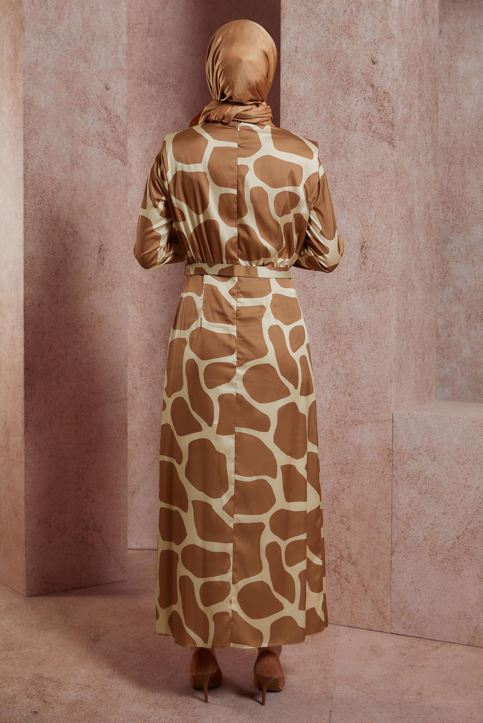 Tesettür giyim BEJ DESENLİ KEMERLİ SATEN ELBİSE 44506