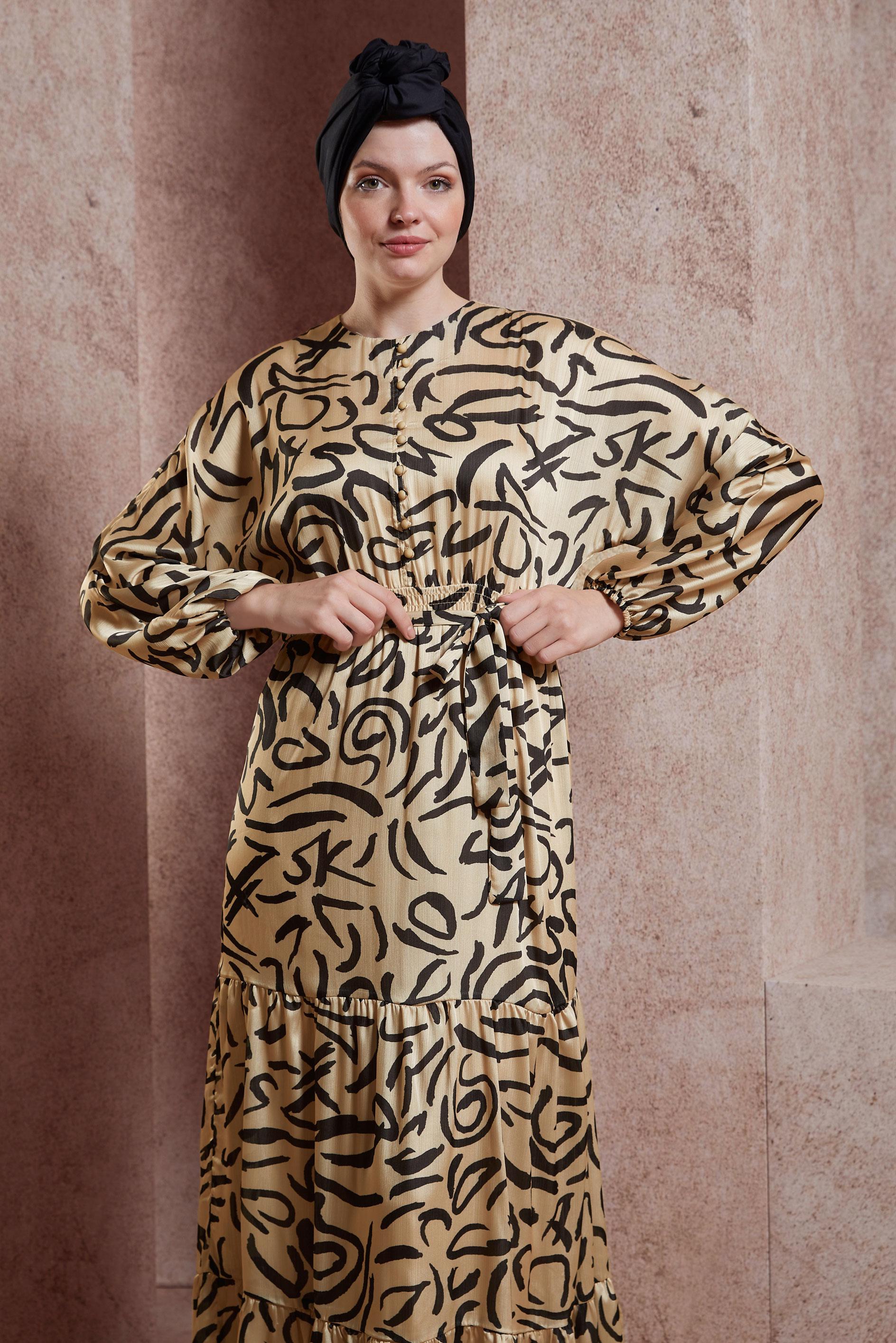 Tesettür giyim BEJ KUŞAKLI DESENLİ ELBİSE 44509