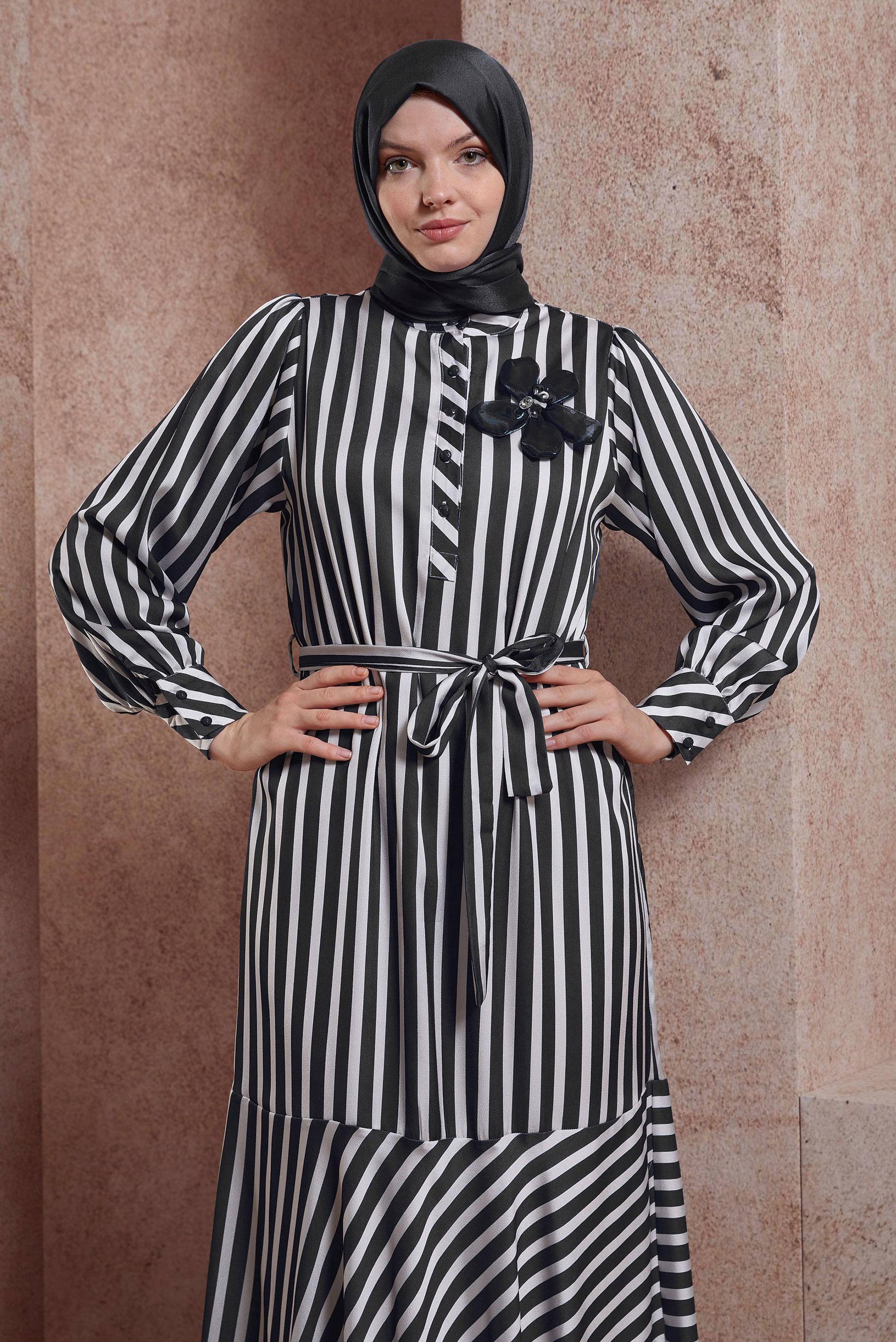 Tesettür giyim SİYAH KUŞAKLI ÇİZGİLİ ELBİSE 44548