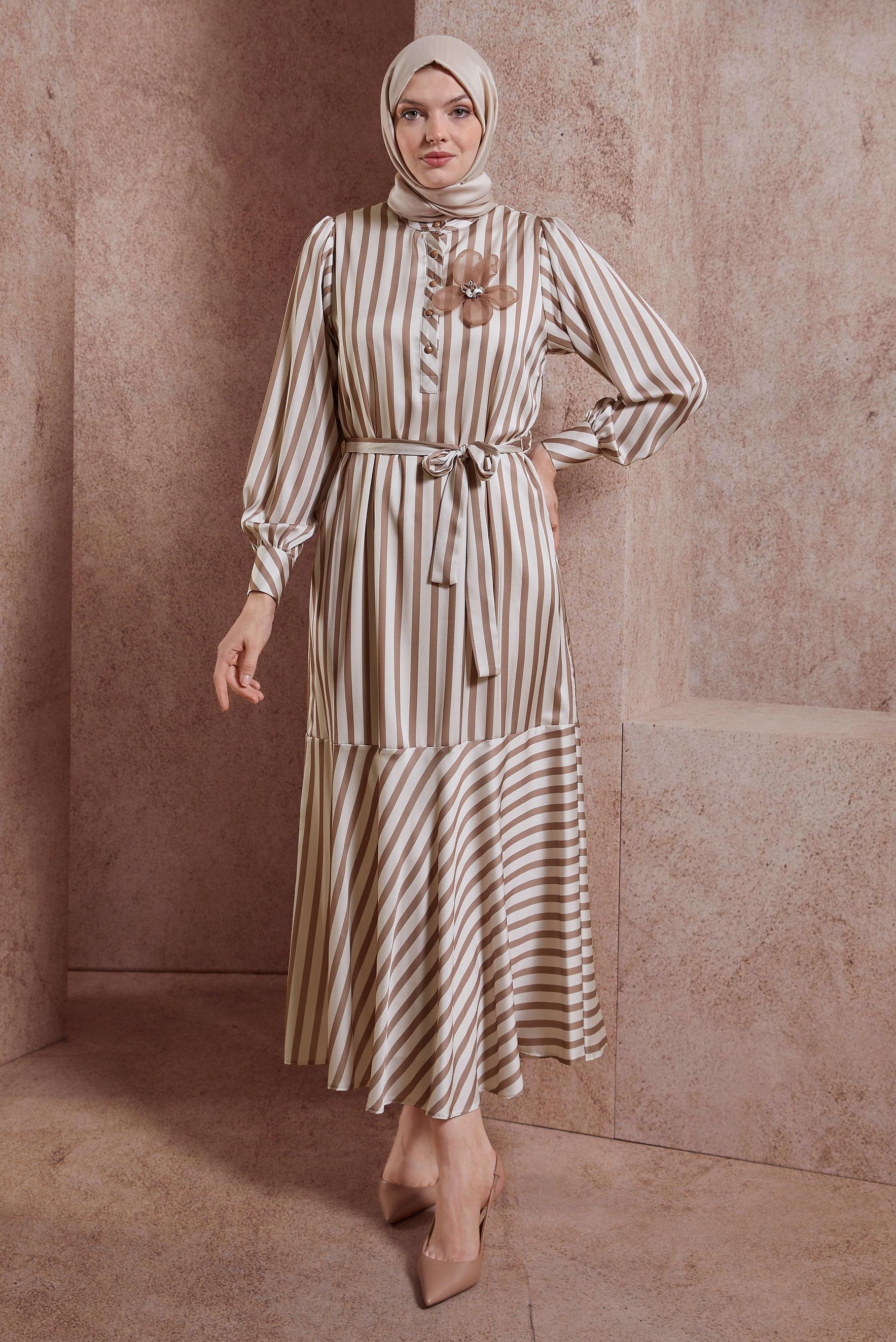Tesettür giyim BEJ KUŞAKLI ÇİZGİLİ ELBİSE 44548