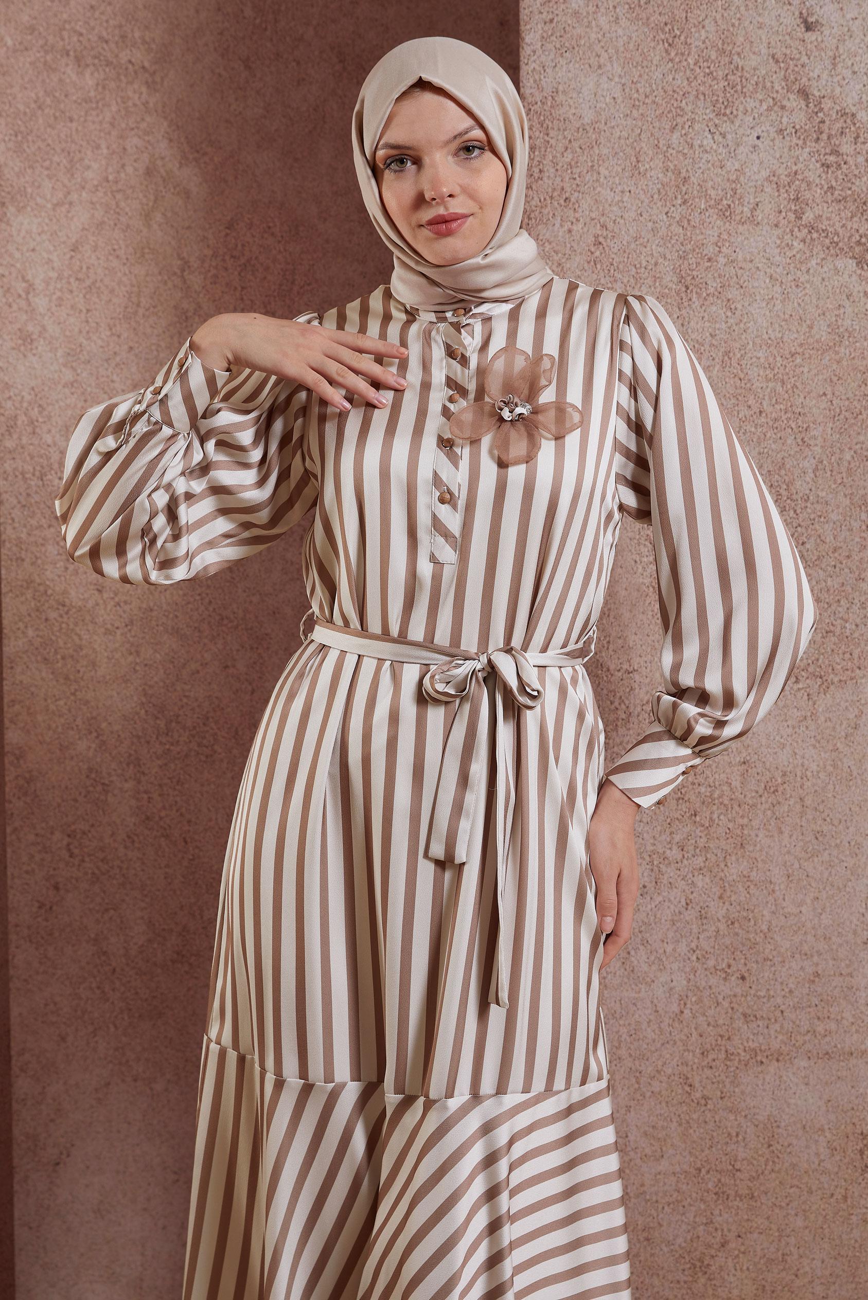 Tesettür giyim BEJ KUŞAKLI ÇİZGİLİ ELBİSE 44548