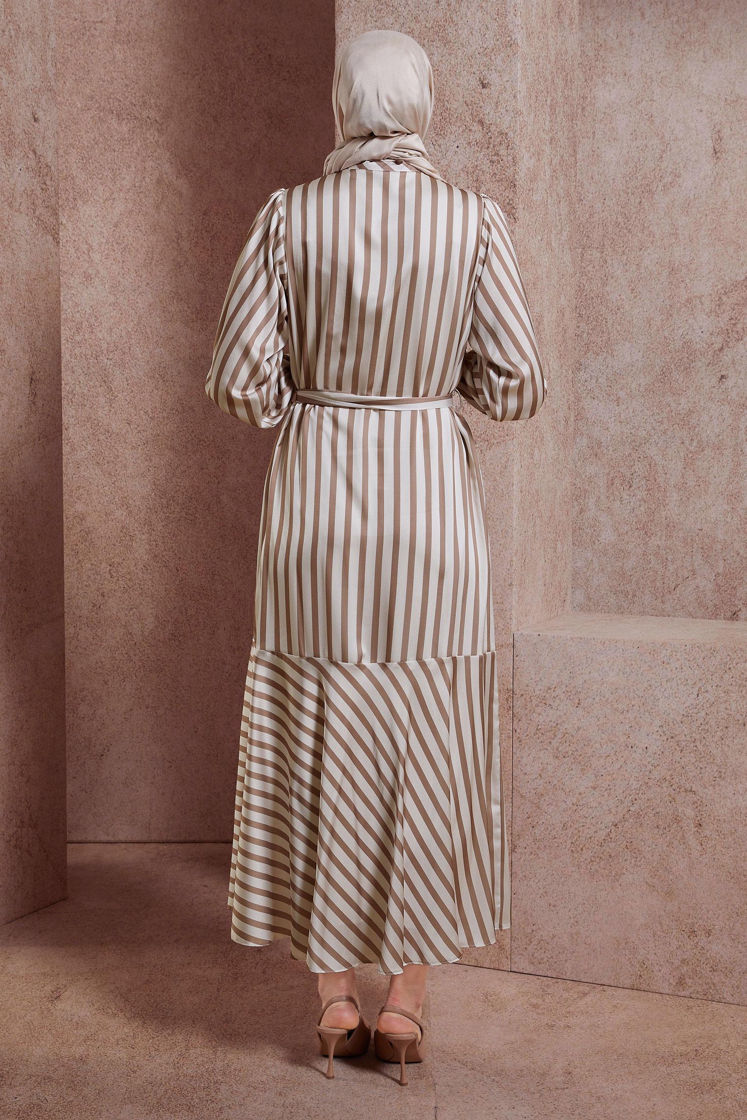 Tesettür giyim BEJ KUŞAKLI ÇİZGİLİ ELBİSE 44548