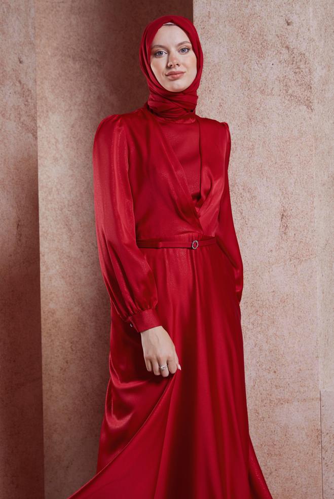 Tesettür giyim KIRMIZI KEMERLİ SATEN DOKULU ELBİSE 44556 - ALVİNA