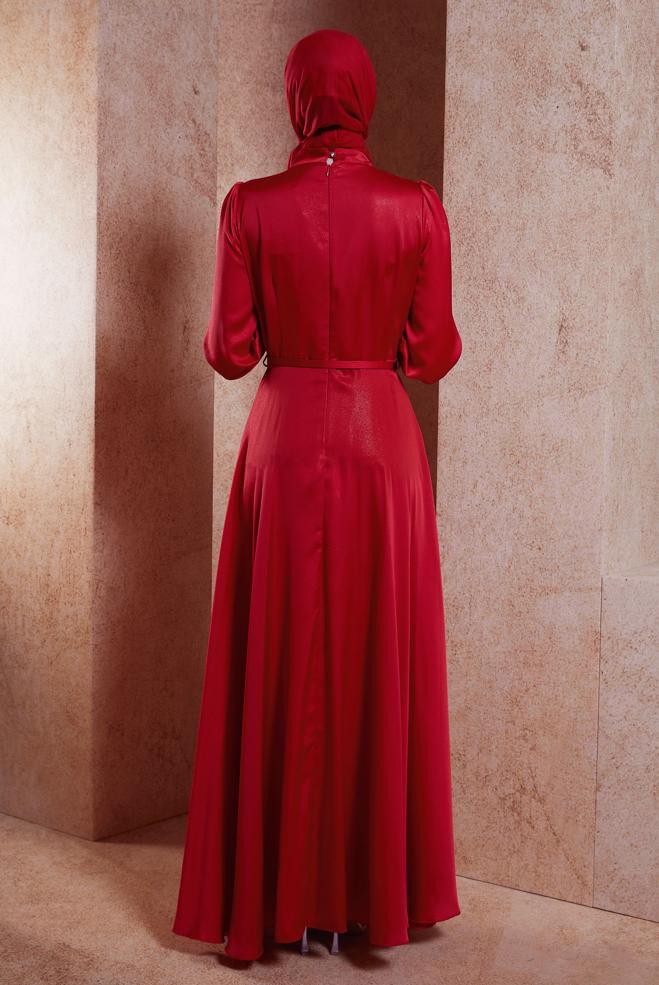 Tesettür giyim KIRMIZI KEMERLİ SATEN DOKULU ELBİSE 44556 - ALVİNA