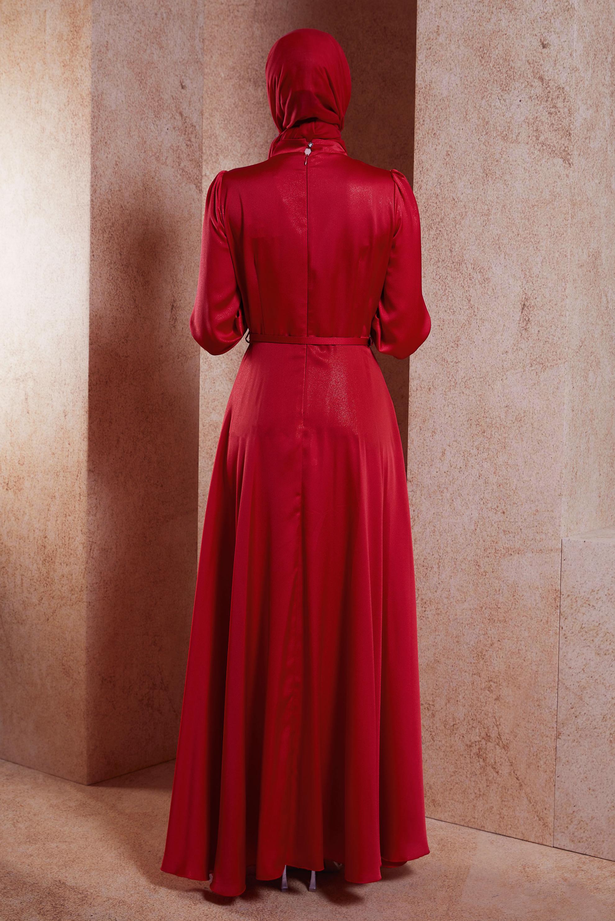 Tesettür giyim KIRMIZI KEMERLİ SATEN DOKULU ELBİSE 44556