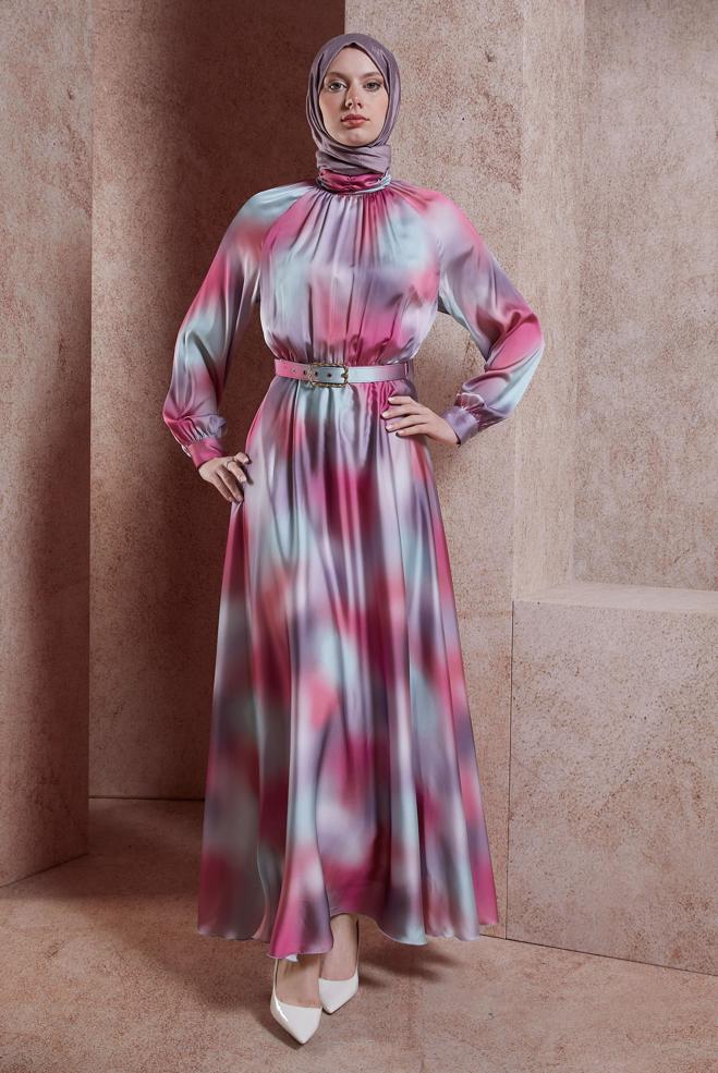 Tesettür giyim FUŞYA KEMERLİ DESENLİ ŞİFON SATEN ELBİSE 44562 - ALVİNA