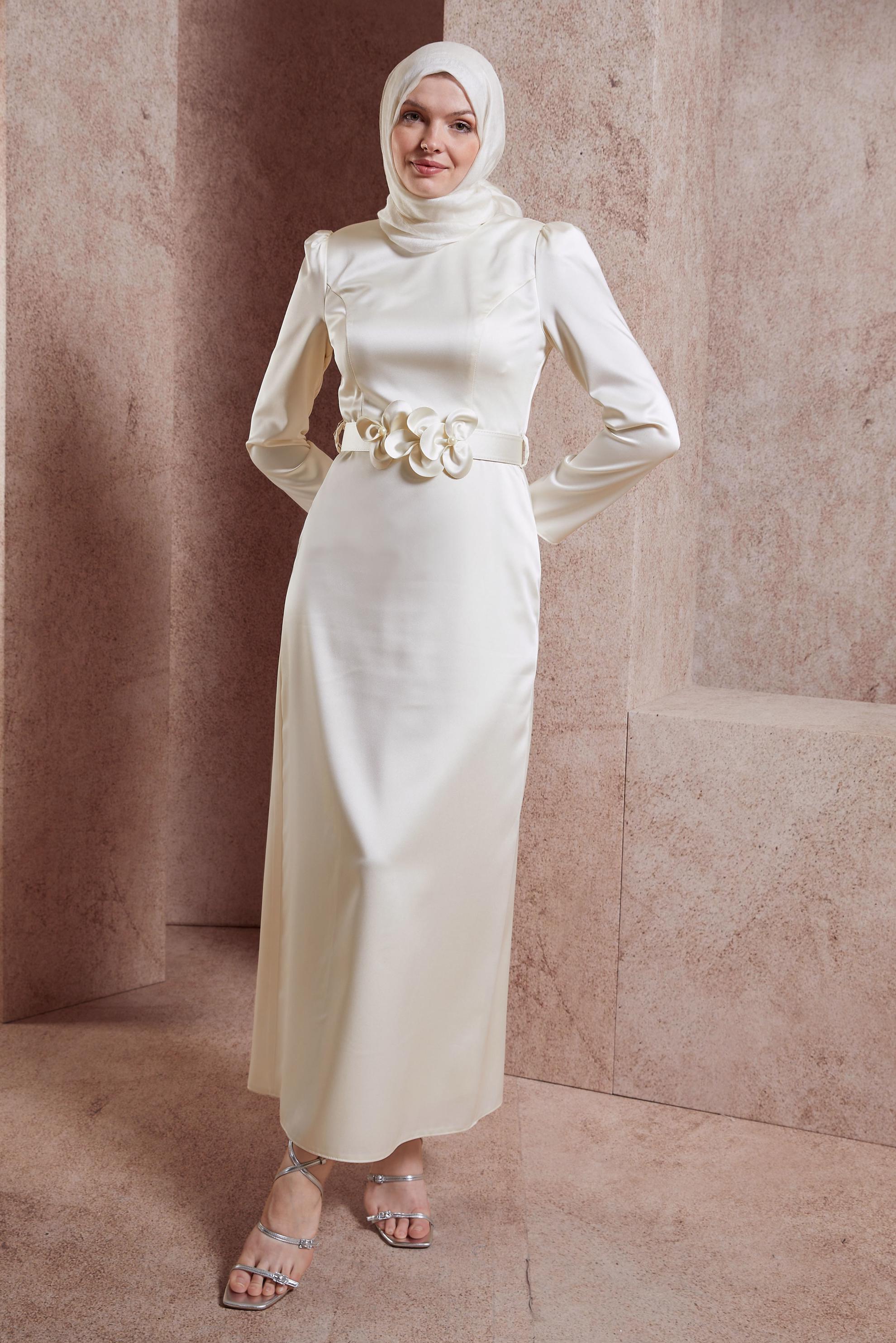 Tesettür giyim BEYAZ KEMERLİ SATEN ELBİSE 44564