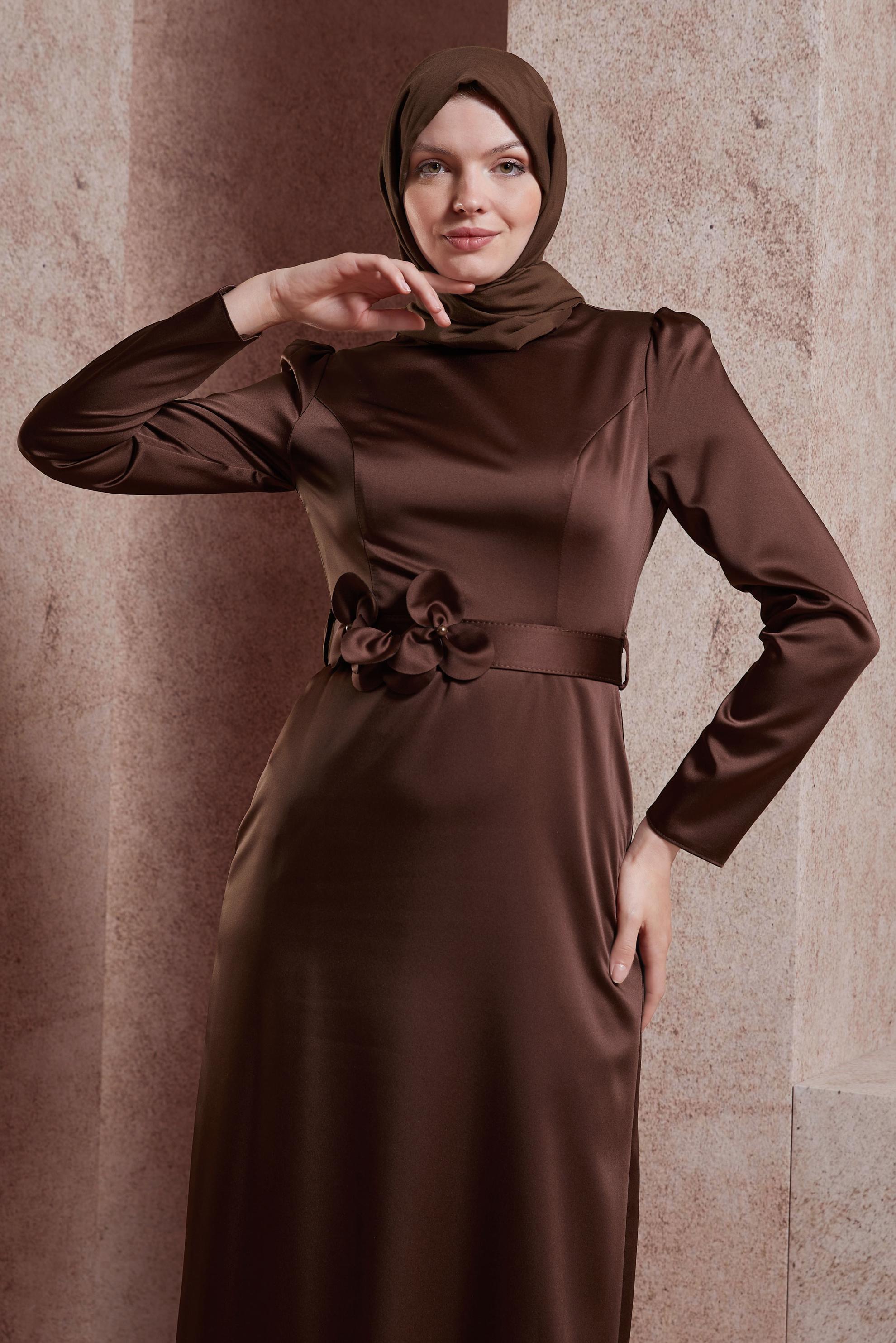 Tesettür giyim KAHVE KEMERLİ SATEN ELBİSE 44564