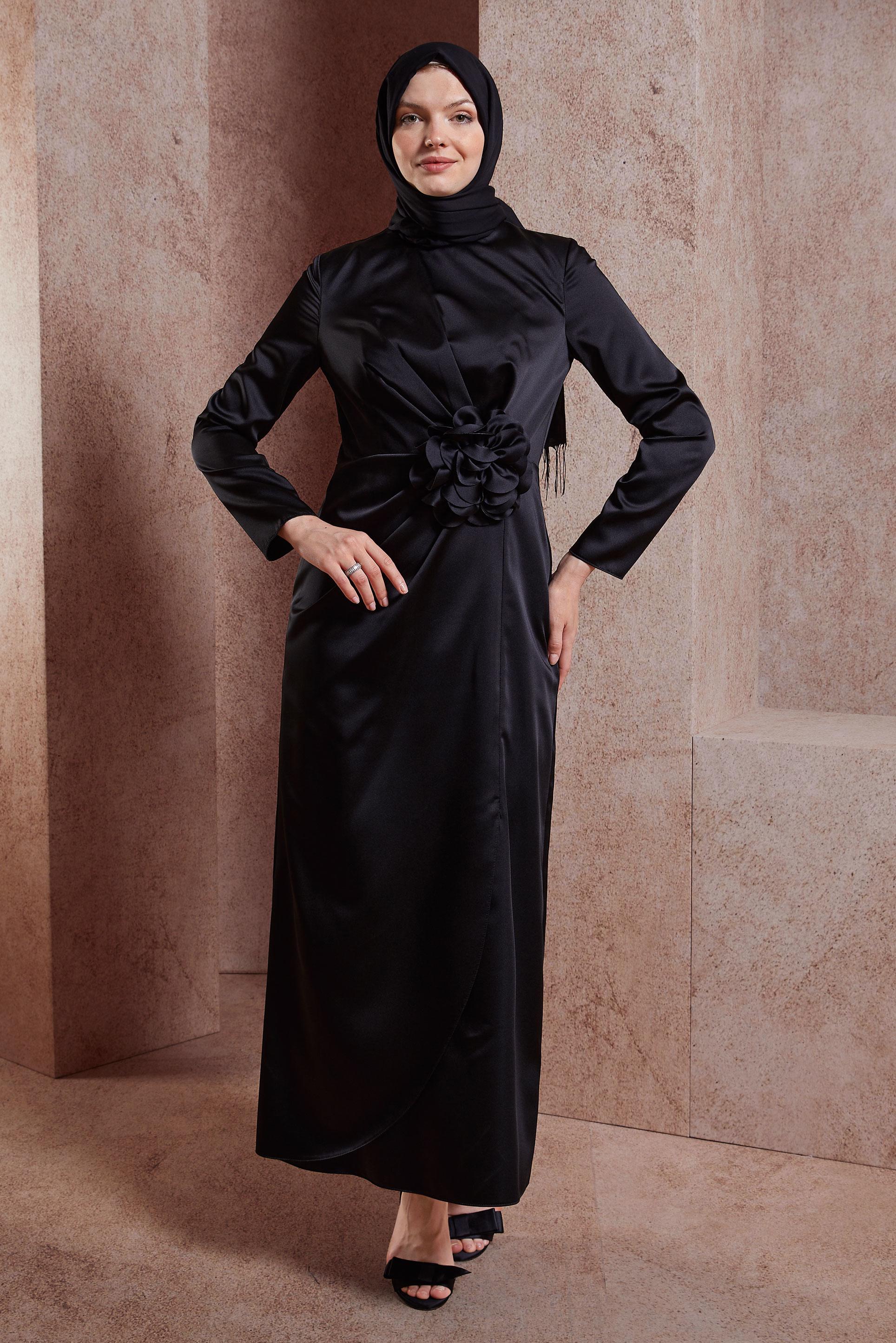 Tesettür giyim SİYAH ÇİÇEK DETAYLI SATEN ELBİSE 44579