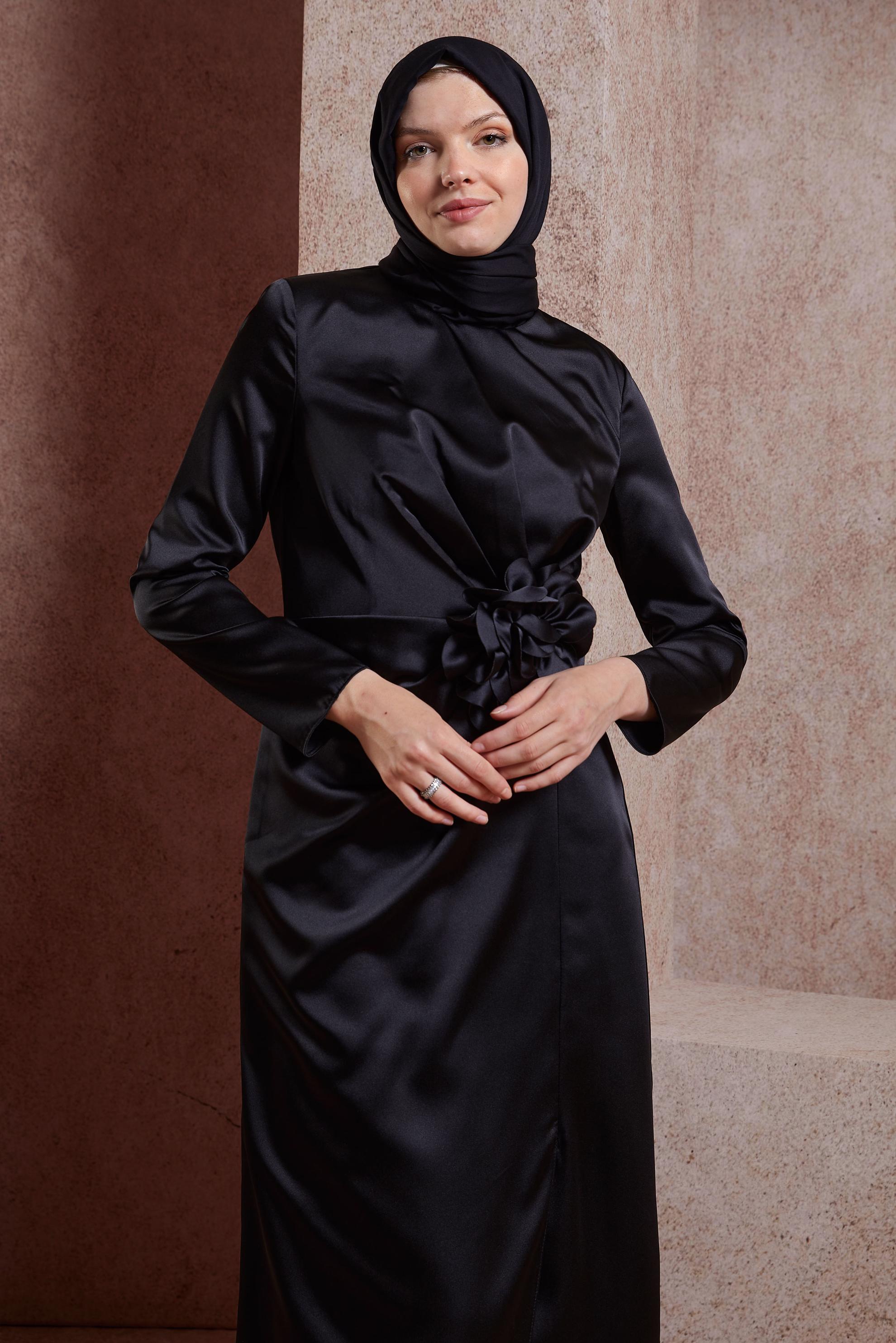 Tesettür giyim SİYAH ÇİÇEK DETAYLI SATEN ELBİSE 44579