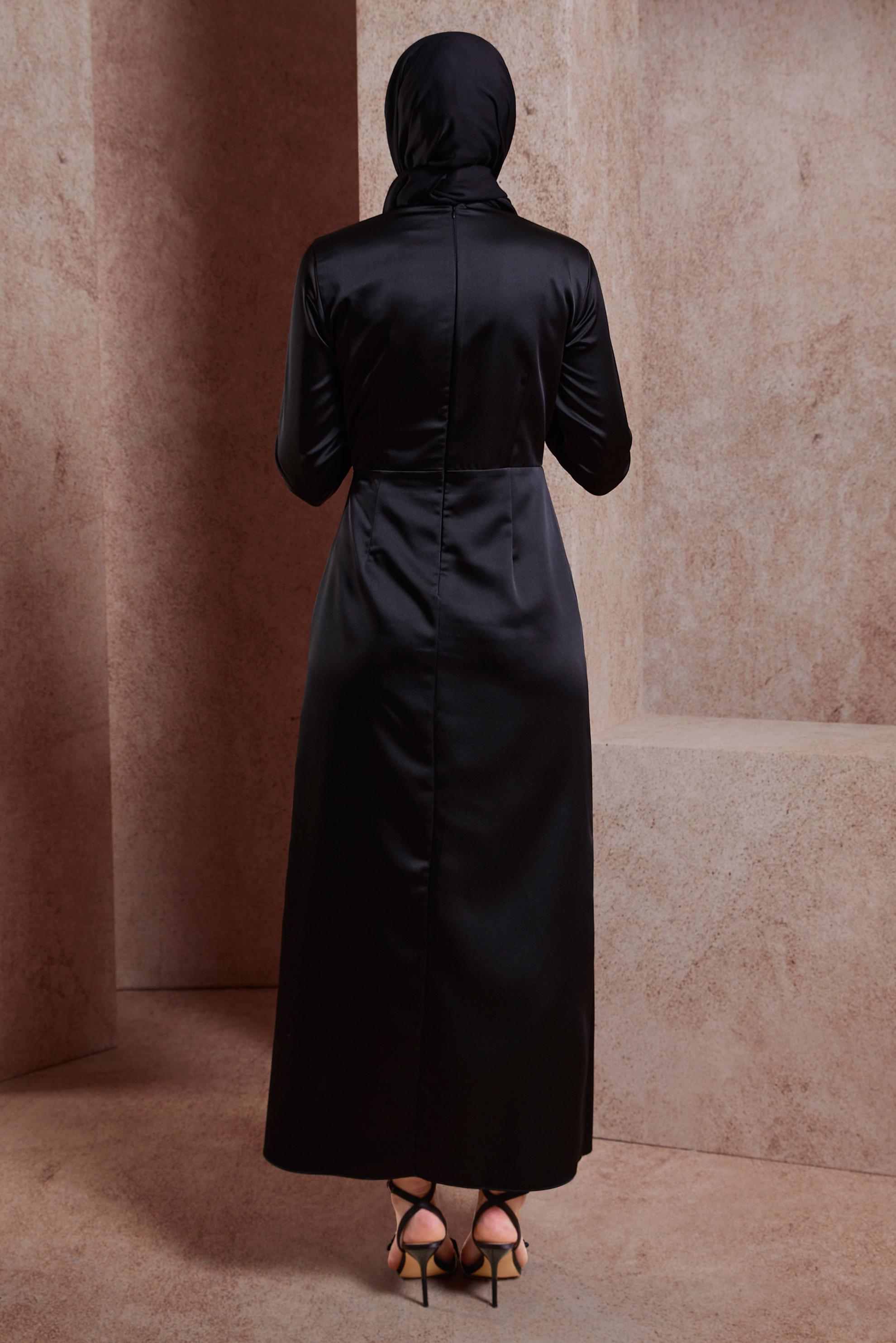 Tesettür giyim SİYAH ÇİÇEK DETAYLI SATEN ELBİSE 44579