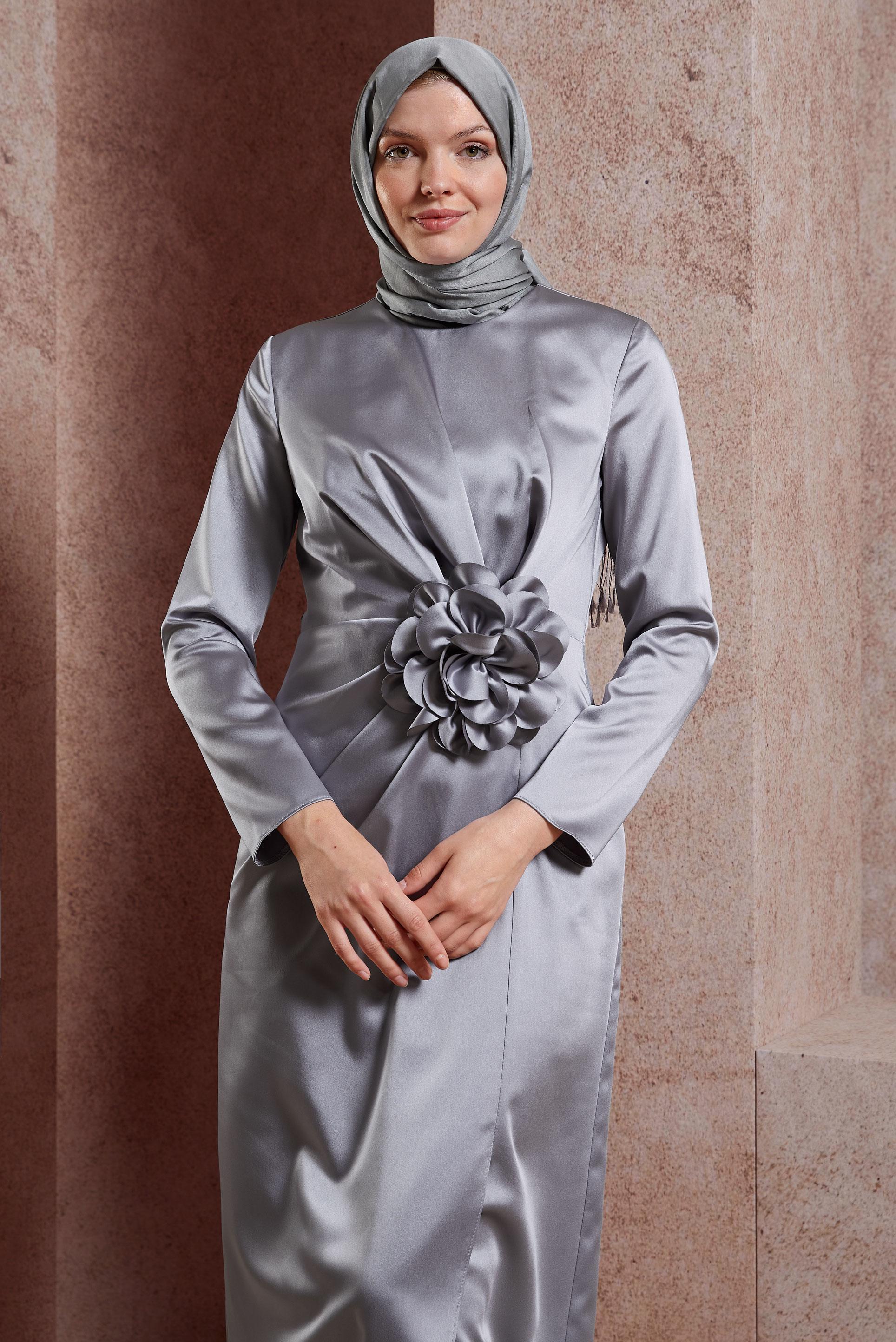 Vêtements hijab GRIS ROBE EN SATIN AVEC ACCESSOIRE 44579