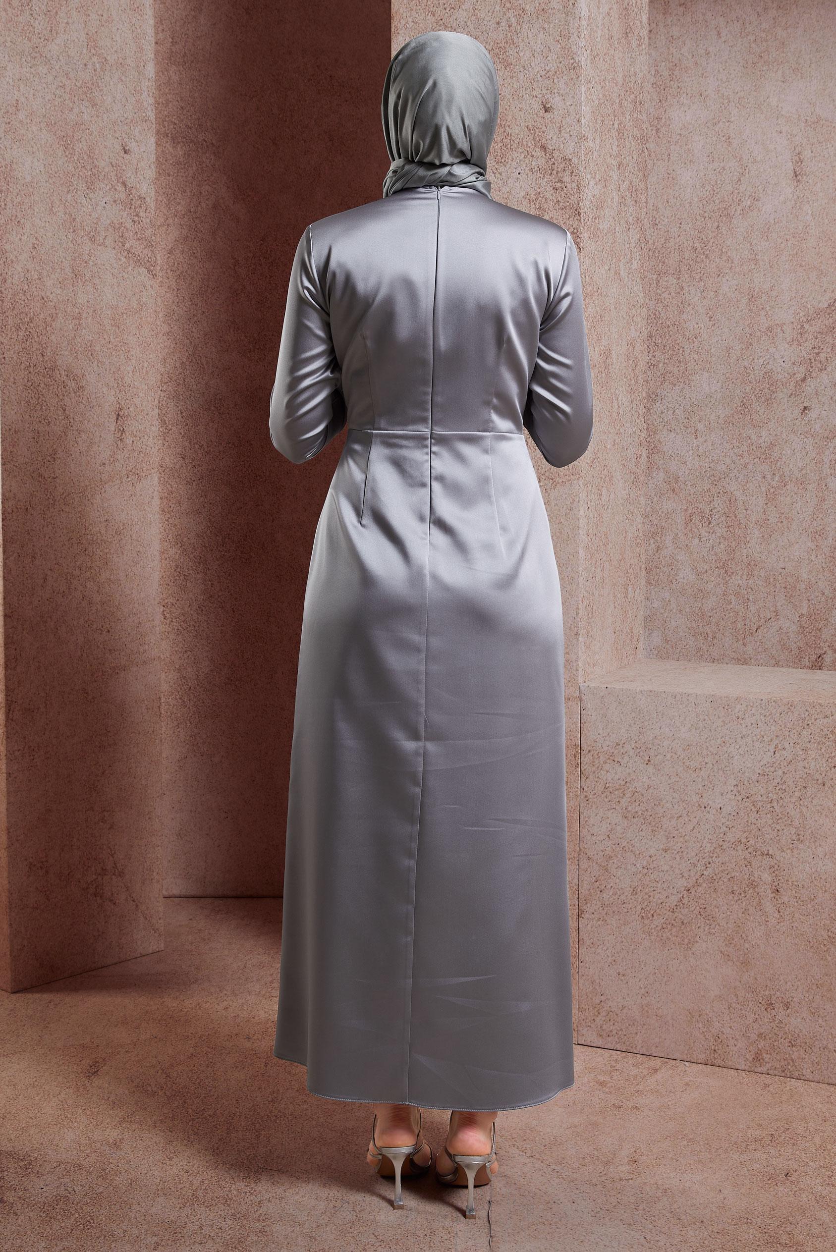 Vêtements hijab GRIS ROBE EN SATIN AVEC ACCESSOIRE 44579