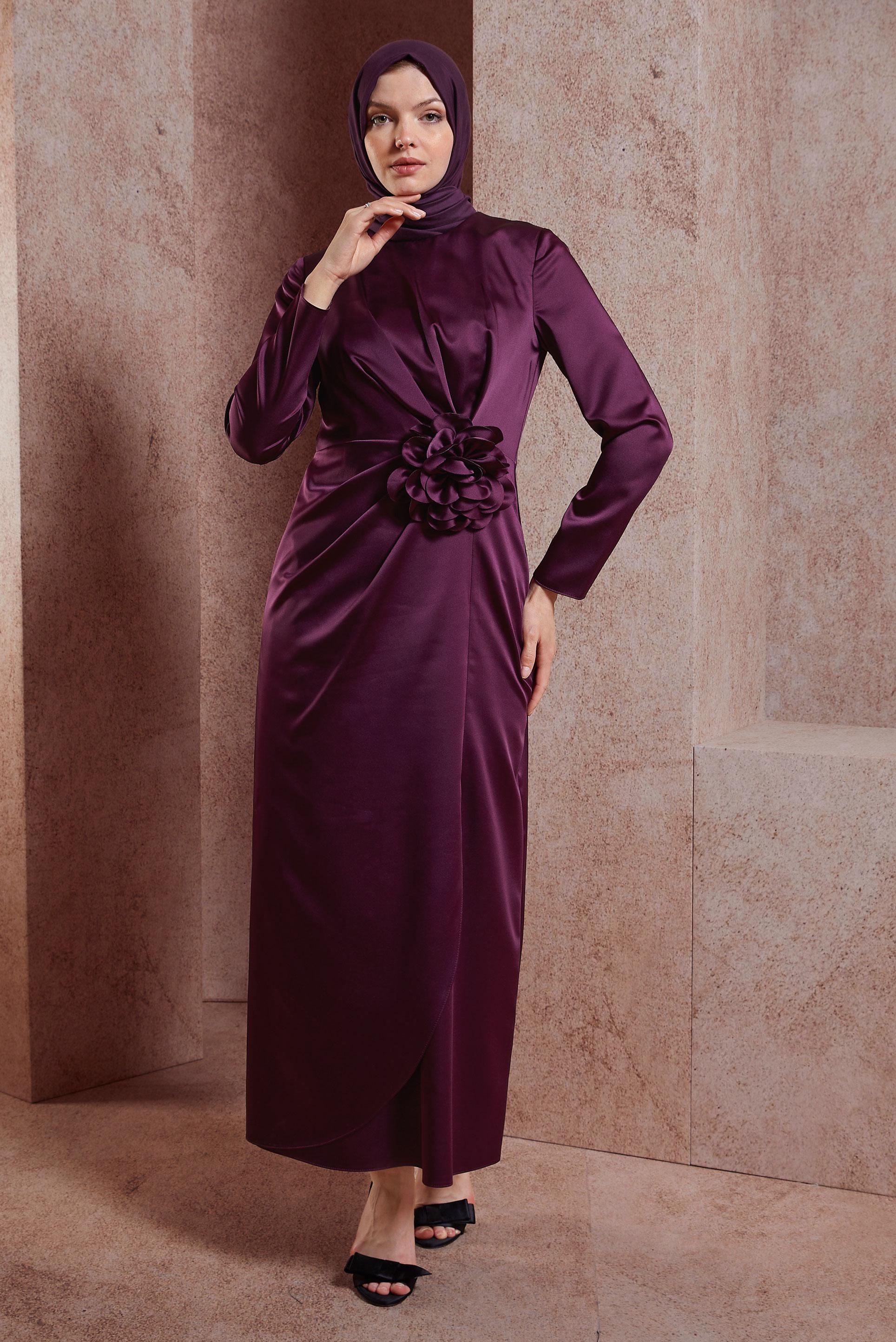 Tesettür giyim MÜRDÜM ÇİÇEK DETAYLI SATEN ELBİSE 44579