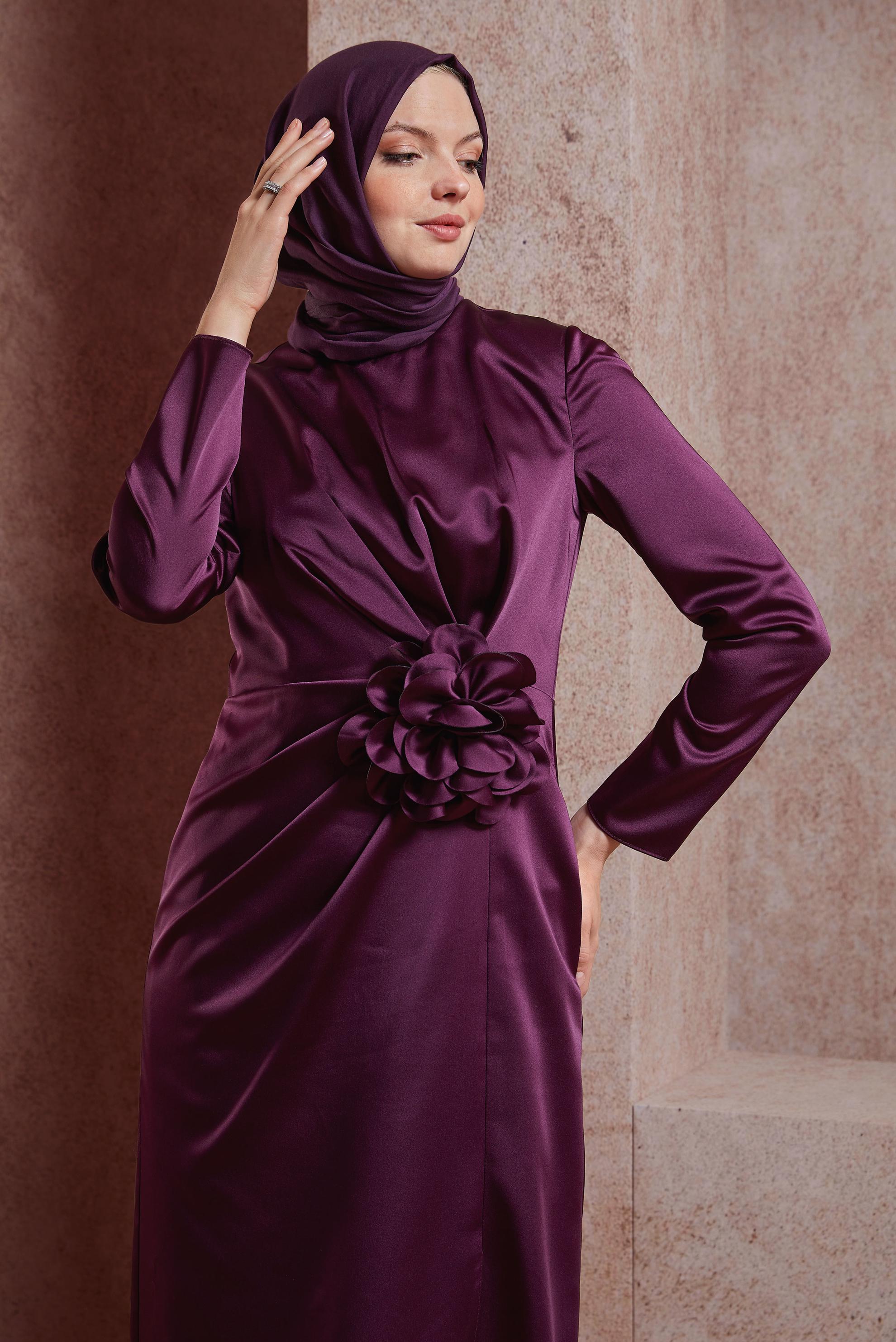 Tesettür giyim MÜRDÜM ÇİÇEK DETAYLI SATEN ELBİSE 44579