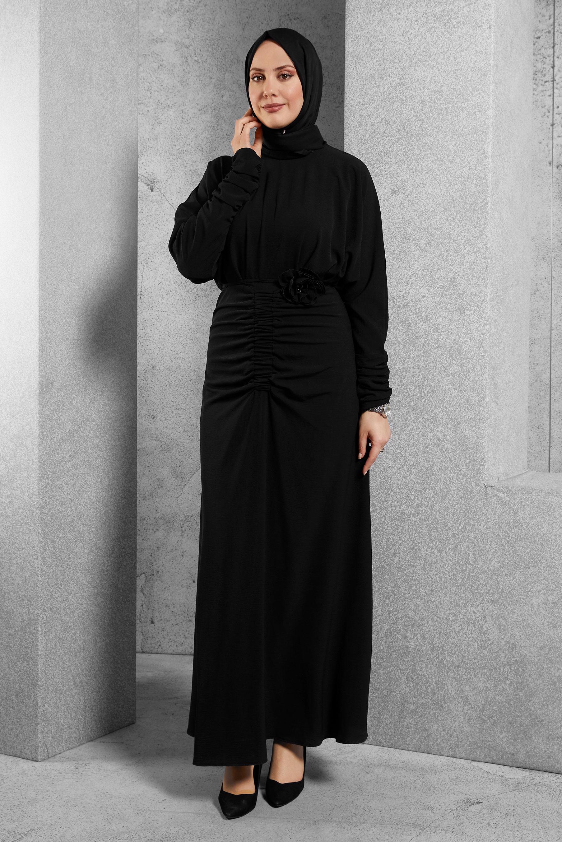 Tesettür giyim SİYAH BÜZGÜ DETAYLI BROŞLU ELBİSE 44607