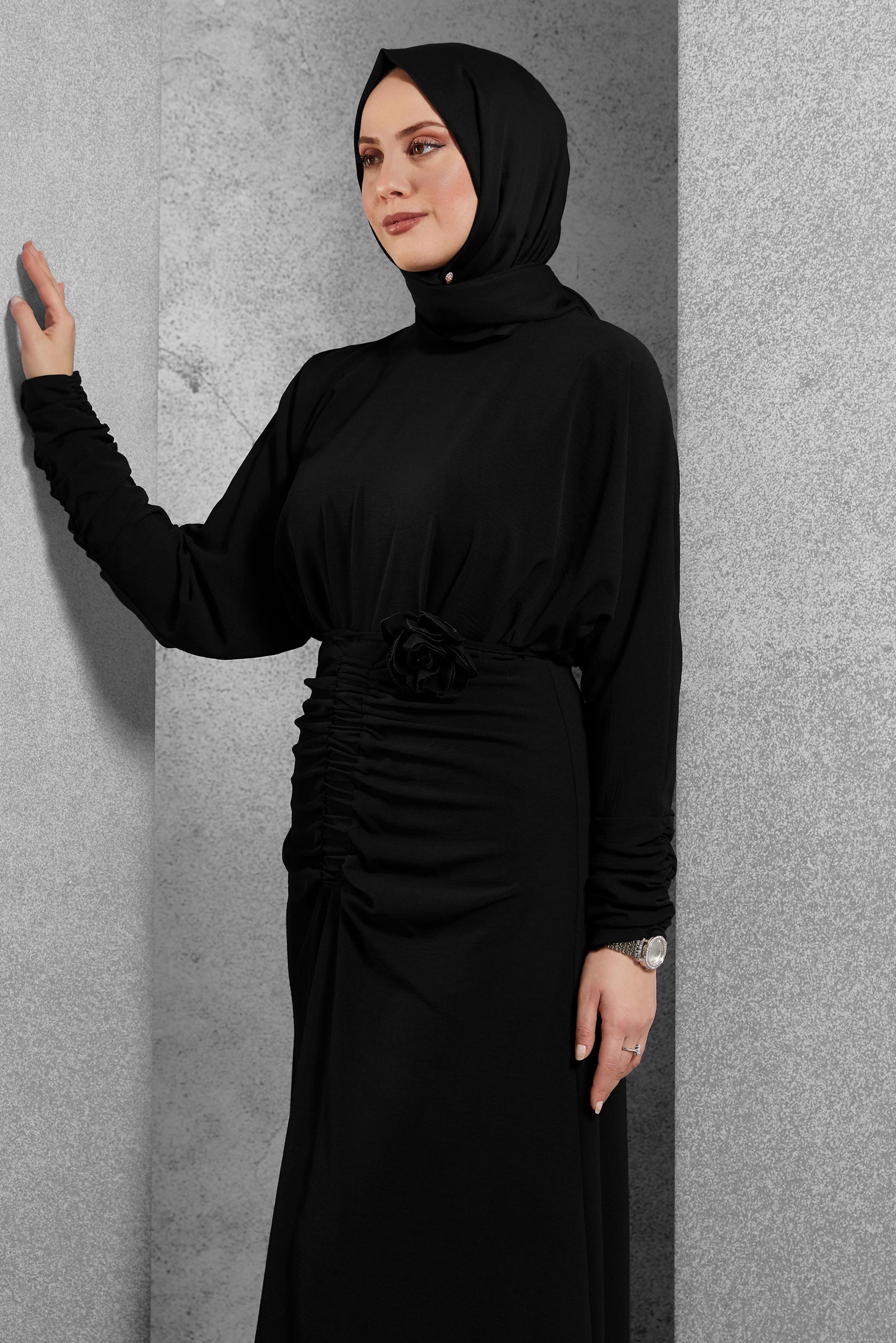Tesettür giyim SİYAH BÜZGÜ DETAYLI BROŞLU ELBİSE 44607