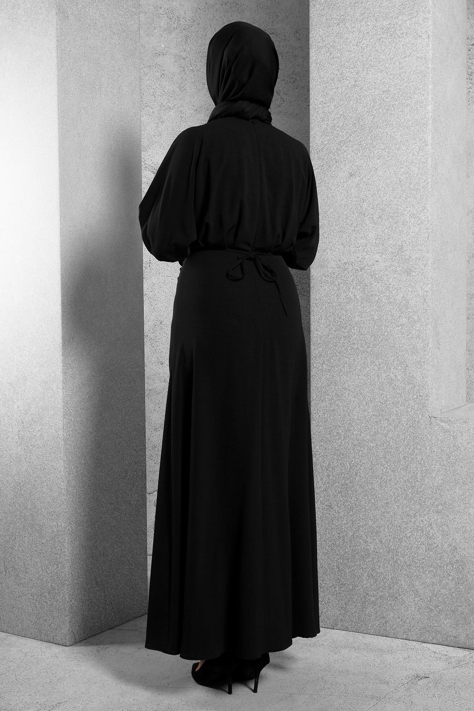 Tesettür giyim SİYAH BÜZGÜ DETAYLI BROŞLU ELBİSE 44607