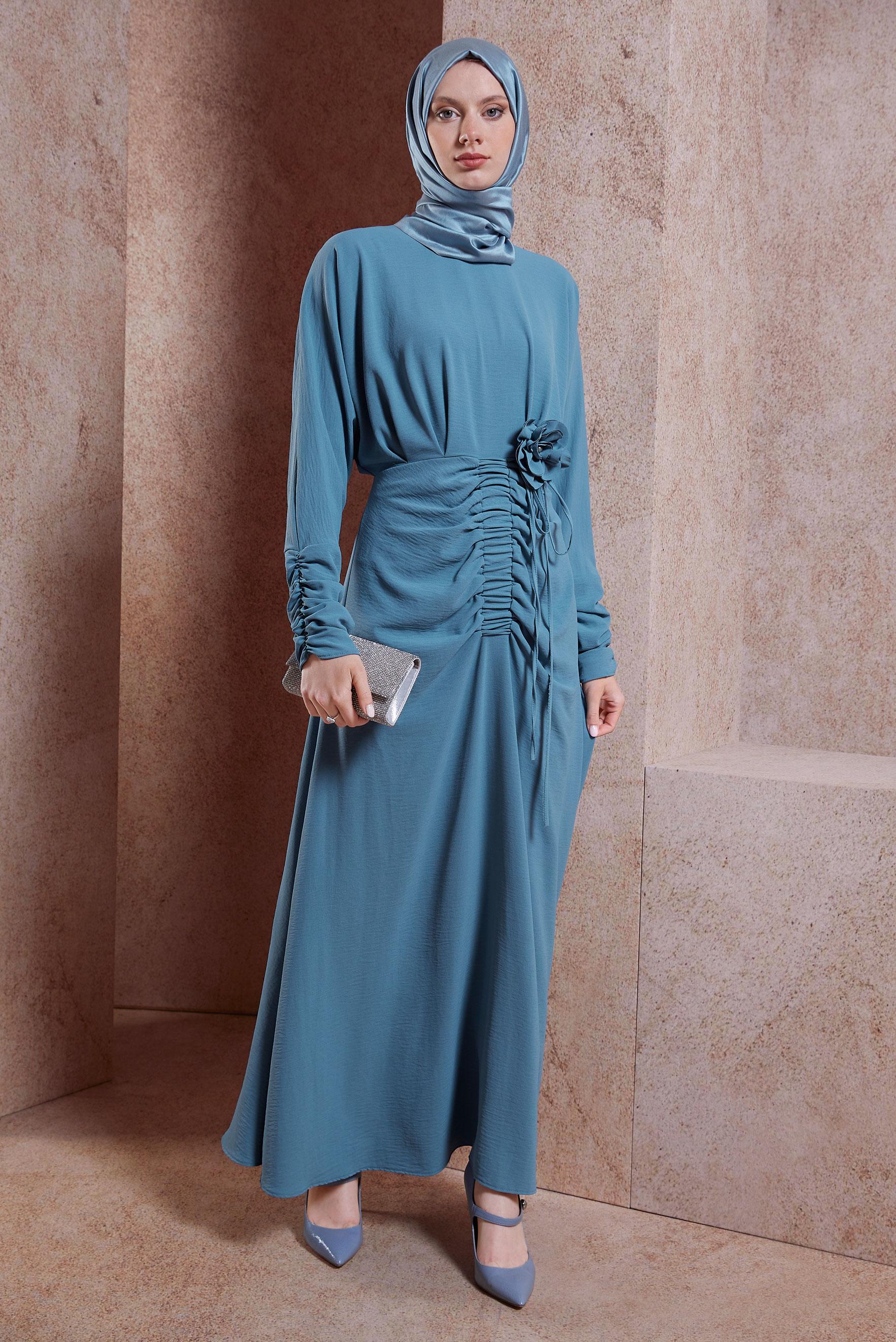 Tesettür giyim MAVİ BÜZGÜ DETAYLI BROŞLU ELBİSE 44607